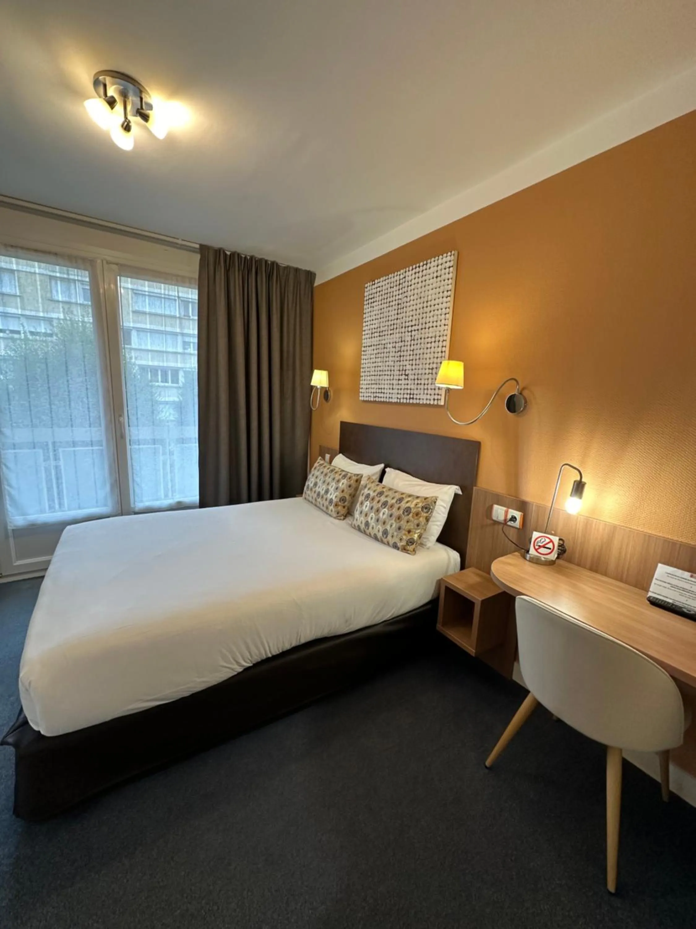 Bed in Hôtel de Caen