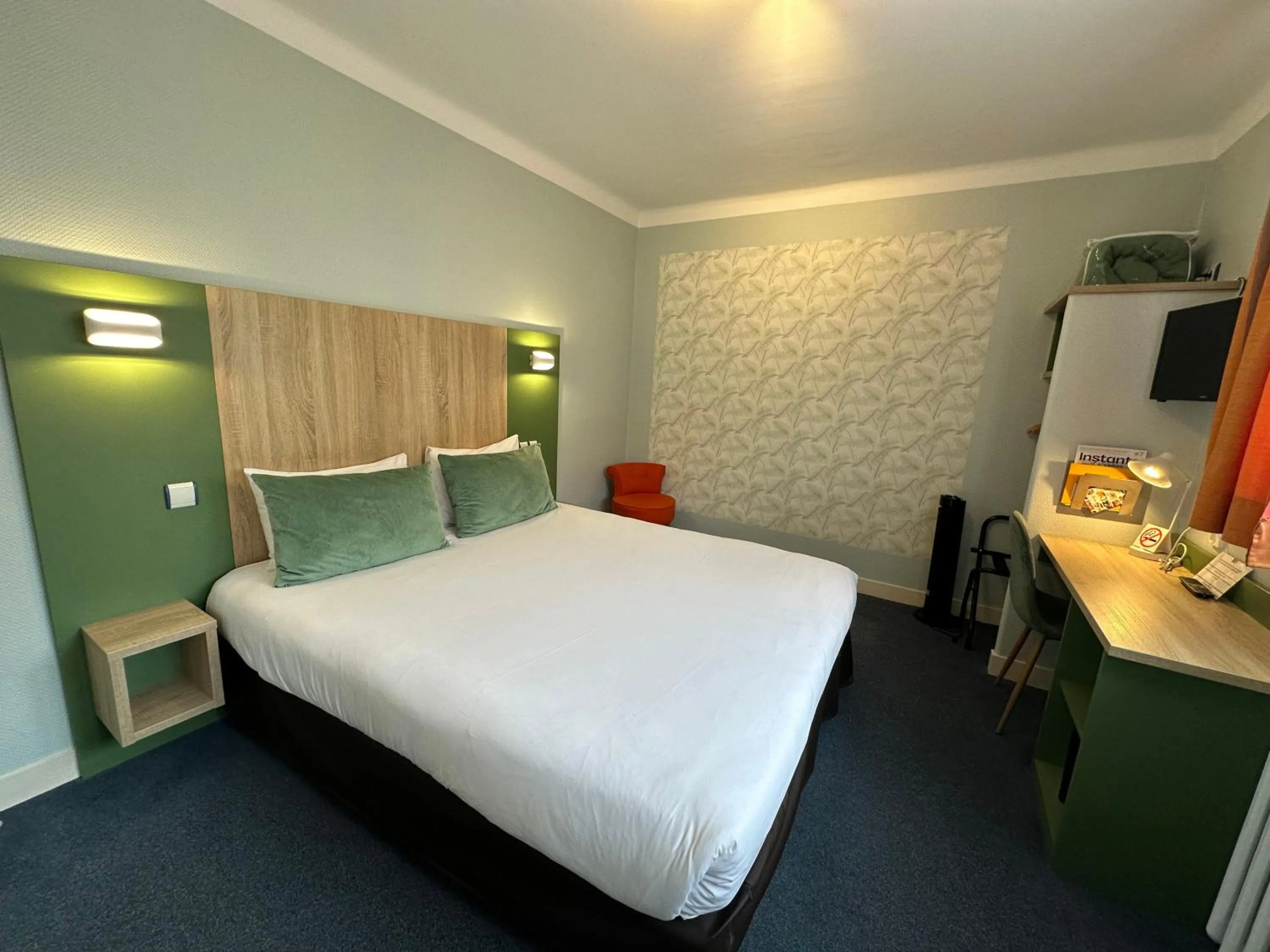 Bed in Hôtel de Caen