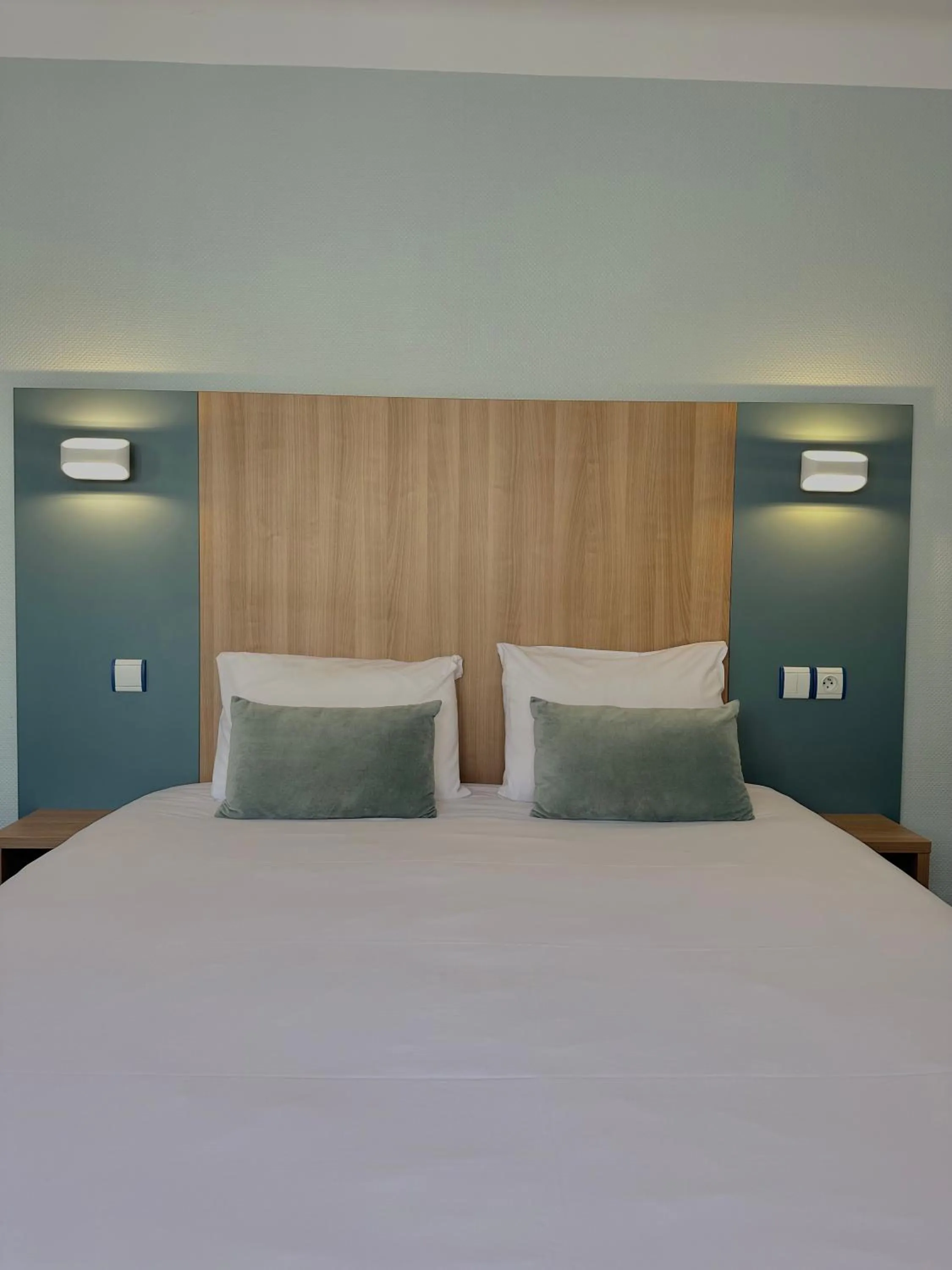 Bedroom, Bed in Hôtel de Caen