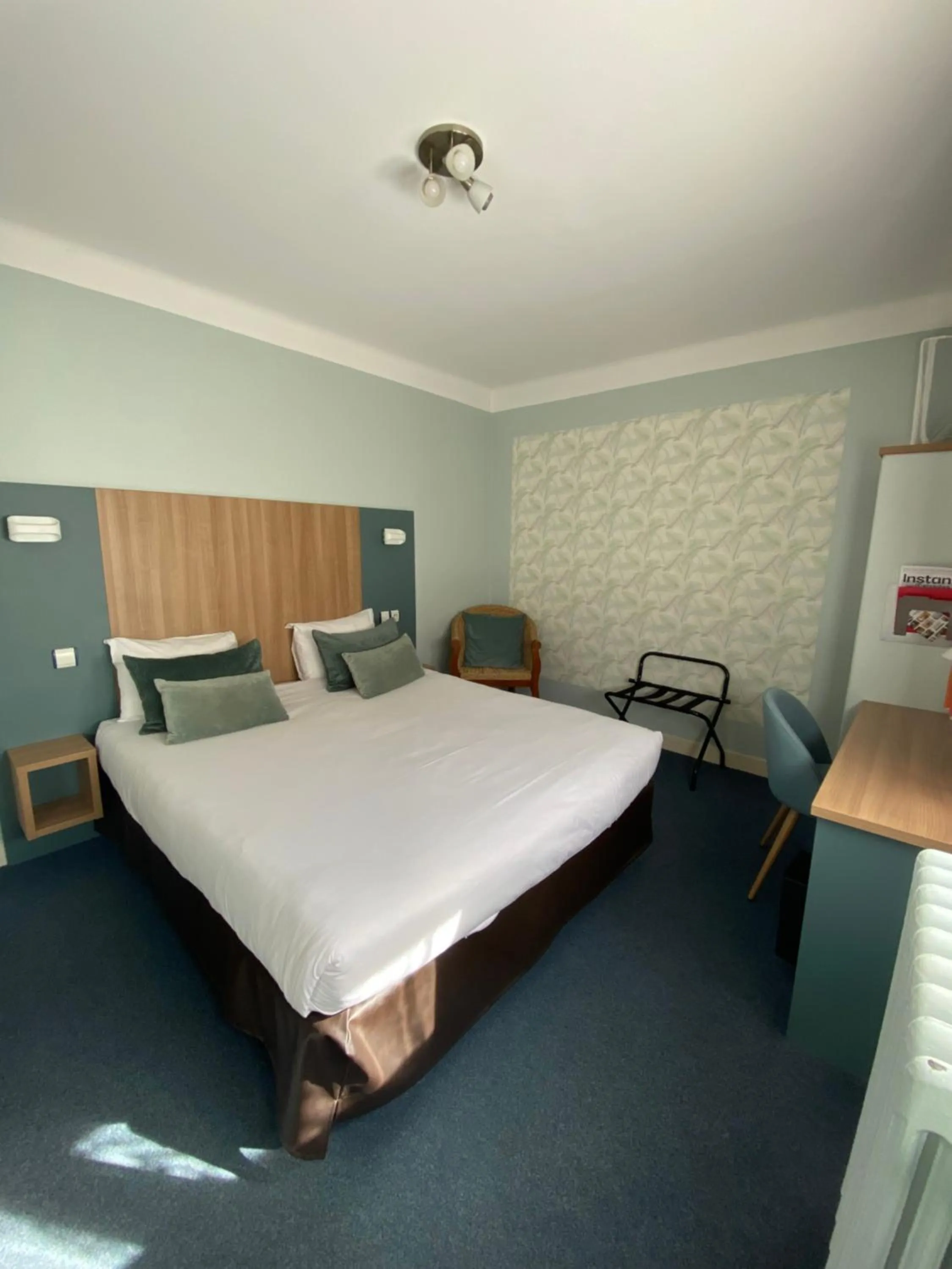 Photo of the whole room, Bed in Hôtel de Caen