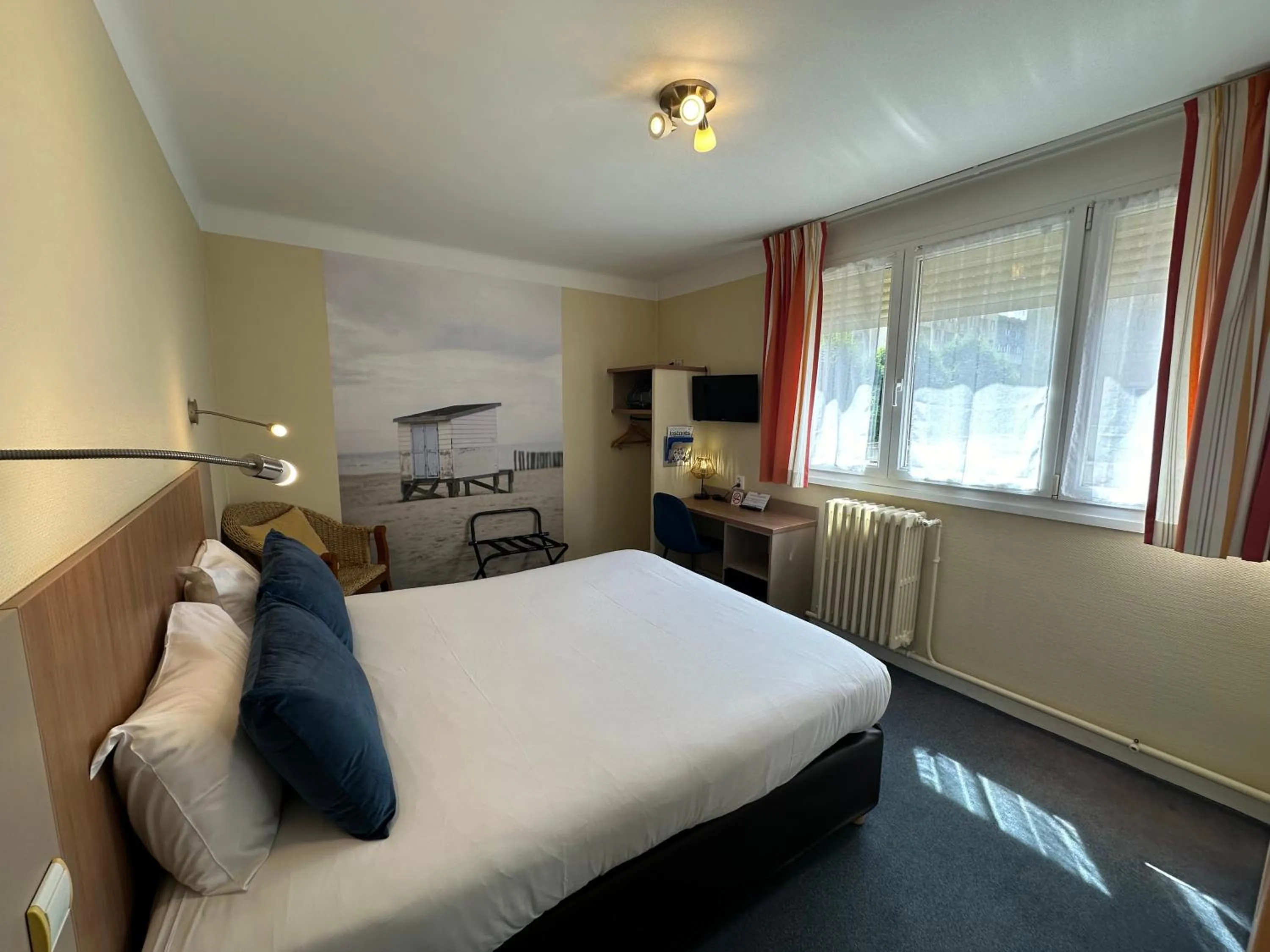 Photo of the whole room, Bed in Hôtel de Caen