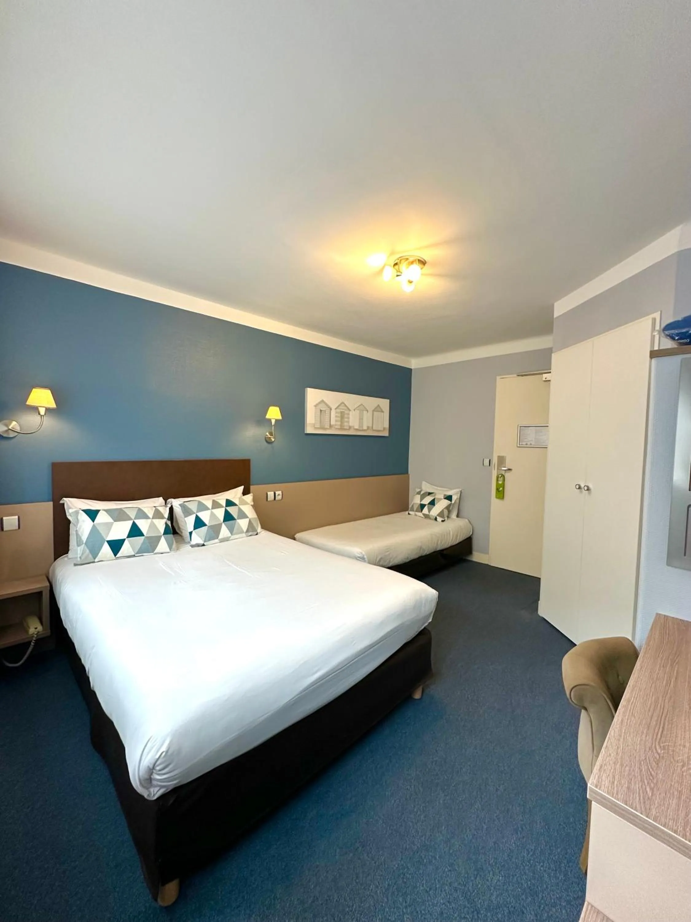 Bed in Hôtel de Caen