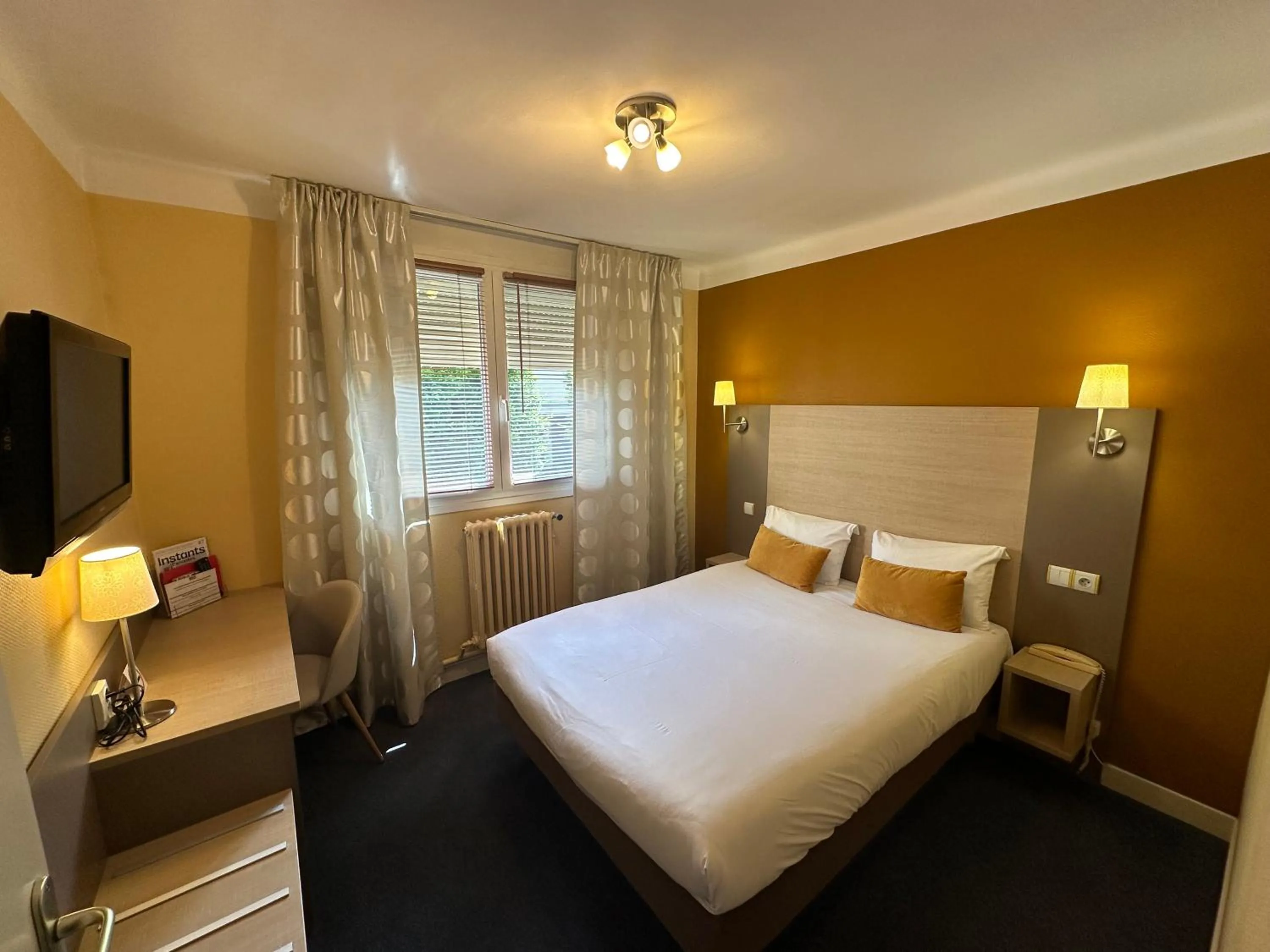 Bed in Hôtel de Caen