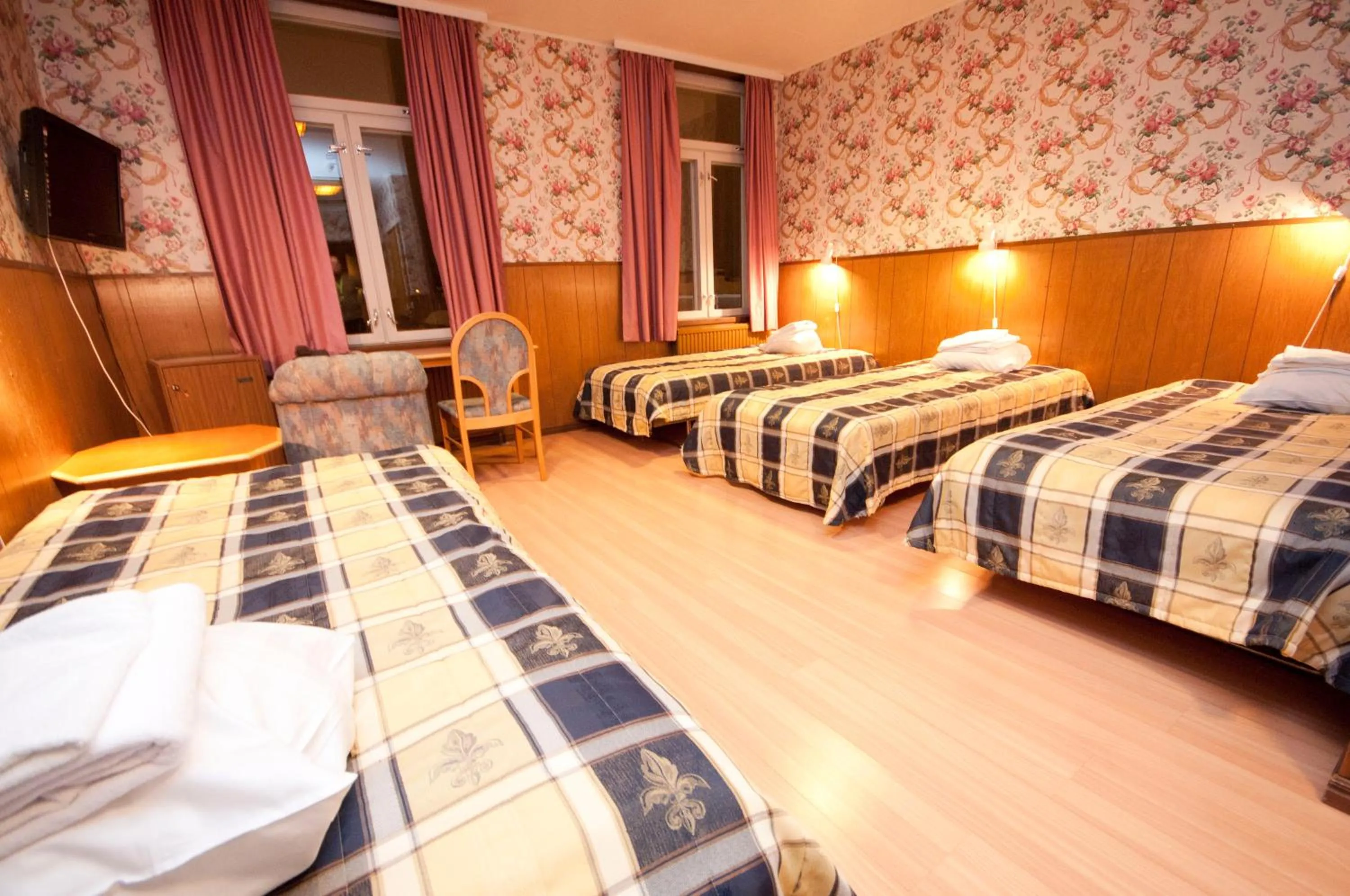 Photo of the whole room, Bed in Hotelli Iisalmen Seurahuone