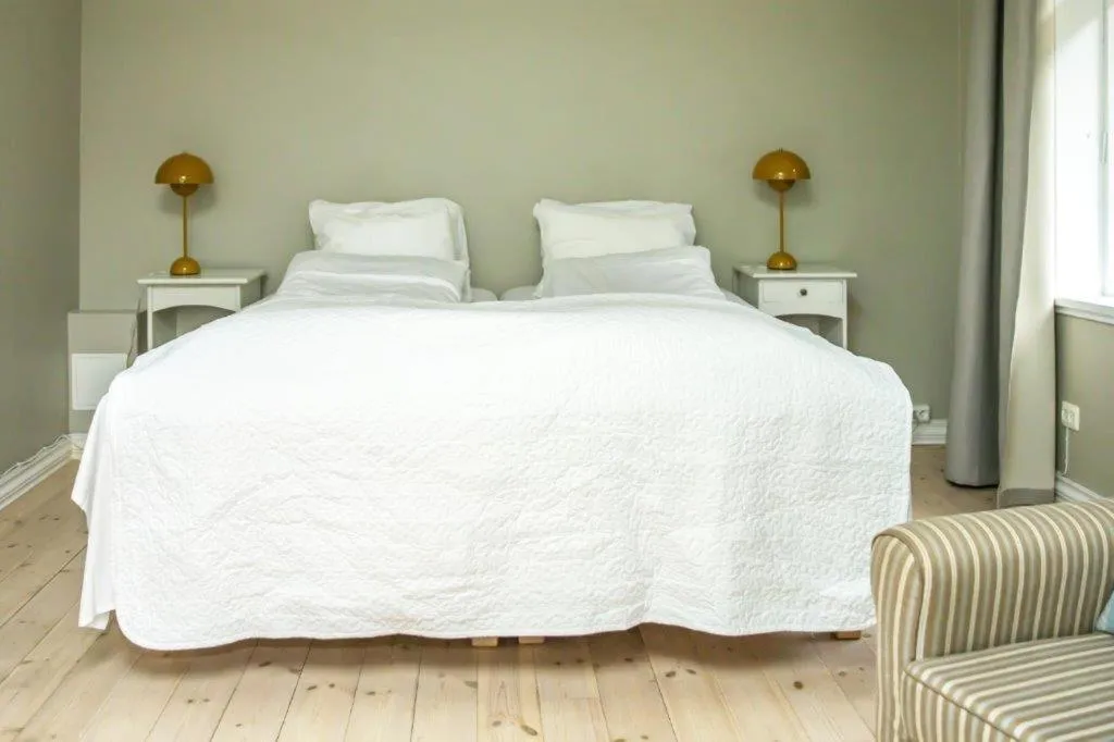 Photo of the whole room, Bed in Lindstrøm Hotel