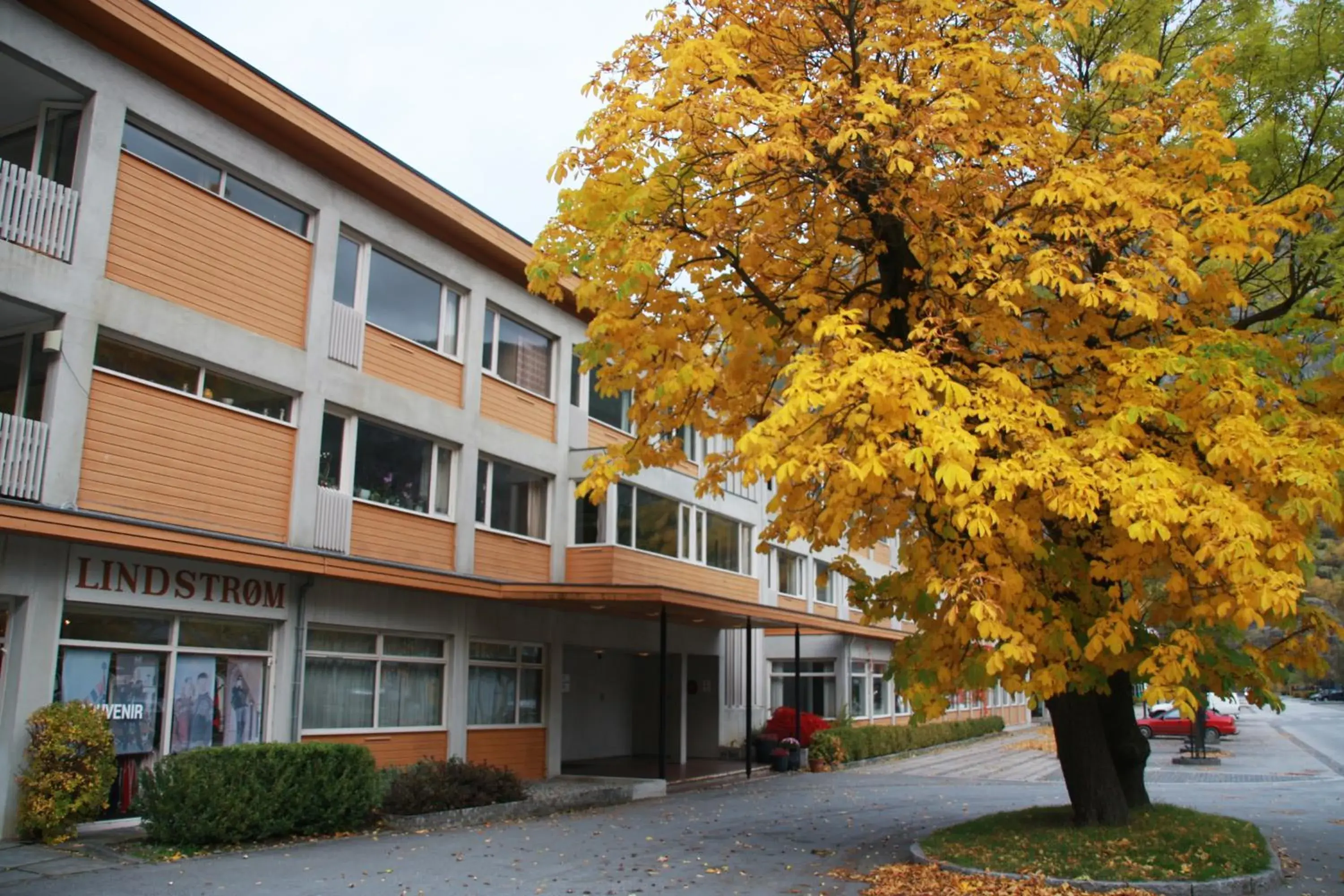 Facade/entrance in Lindstrøm Hotel Facade/entrance in Lindstrøm Hotel
