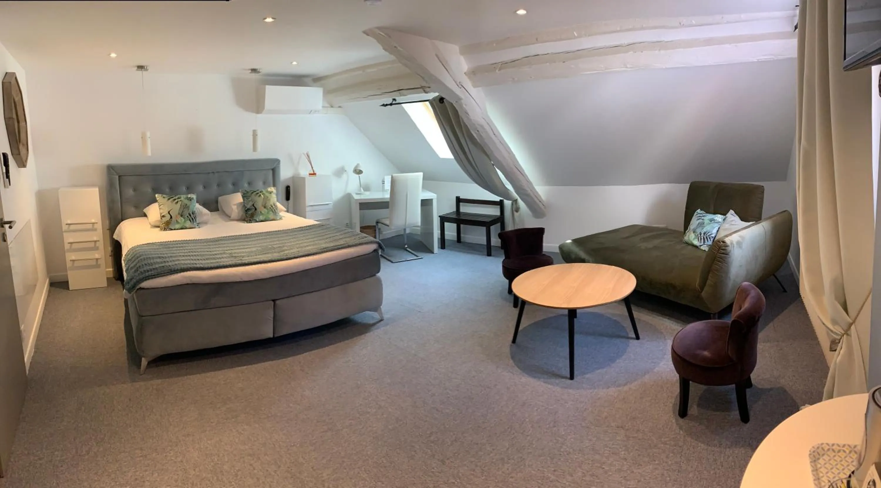 Photo of the whole room, Bed in Hotel SPA Au Cheval Blanc