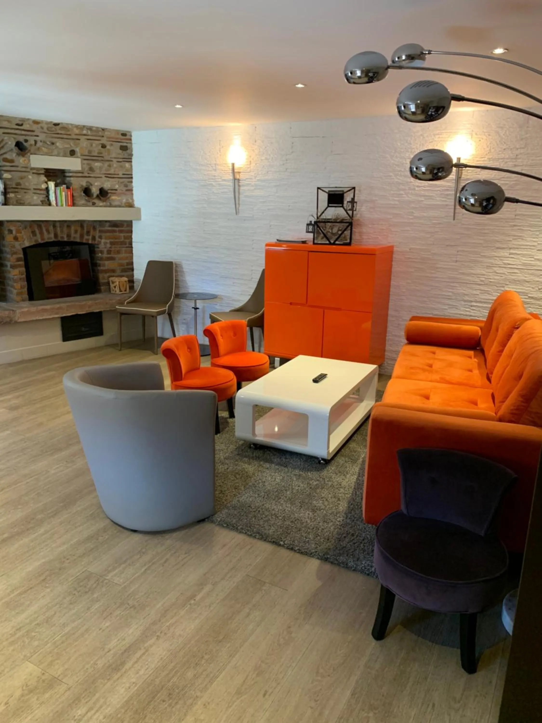 Communal lounge/ TV room in Hotel SPA Au Cheval Blanc