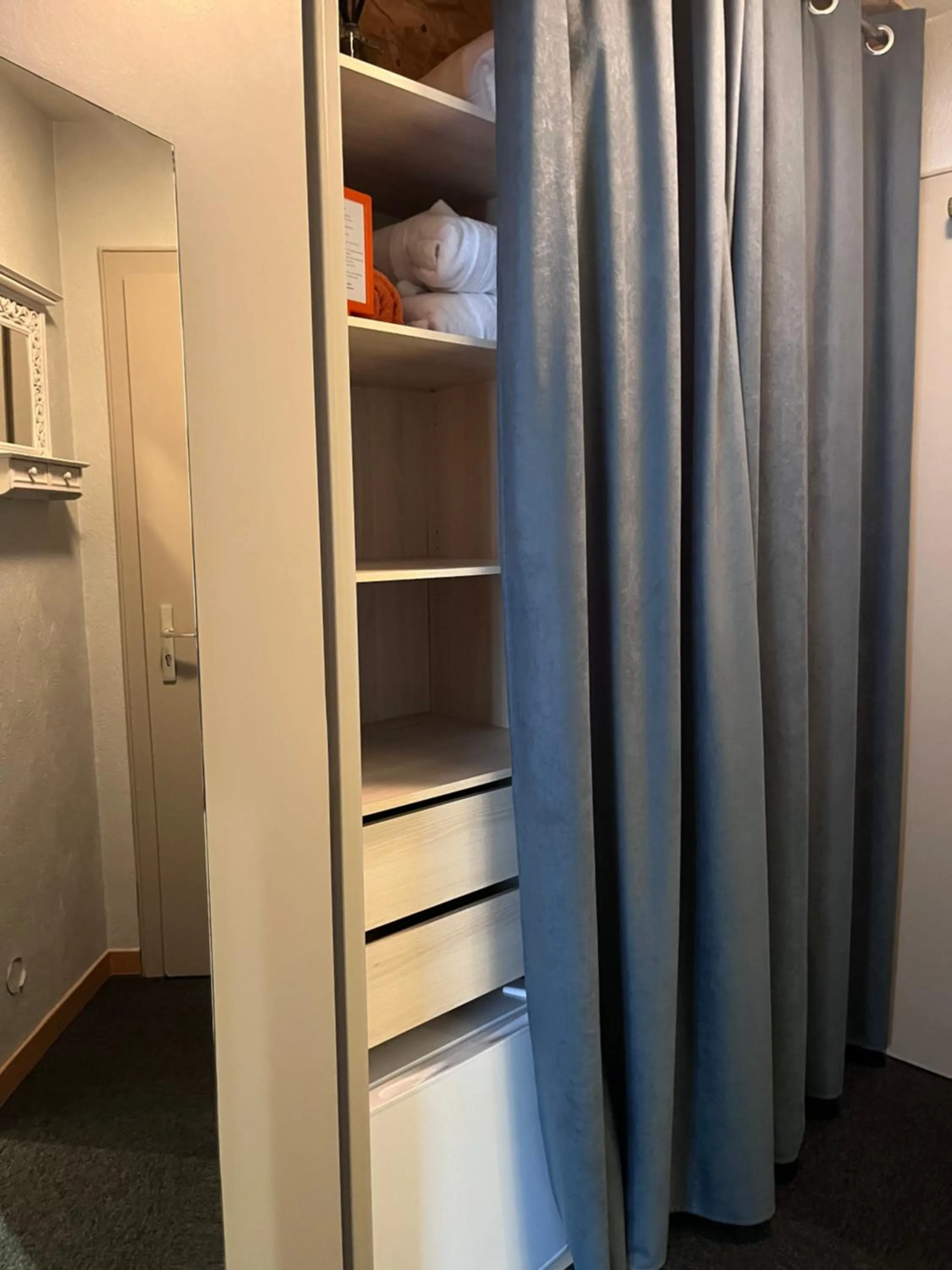 wardrobe in Hotel SPA Au Cheval Blanc