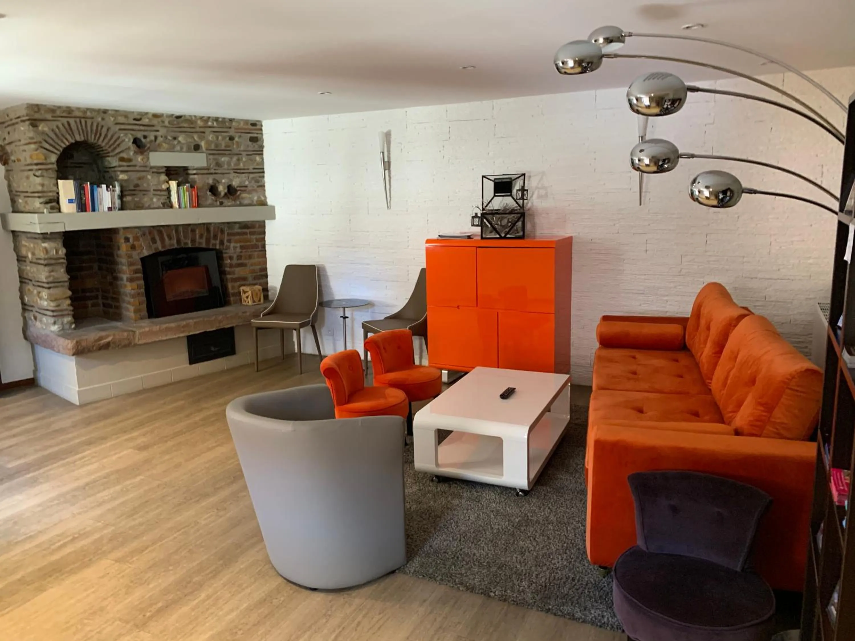 Communal lounge/ TV room in Hotel SPA Au Cheval Blanc