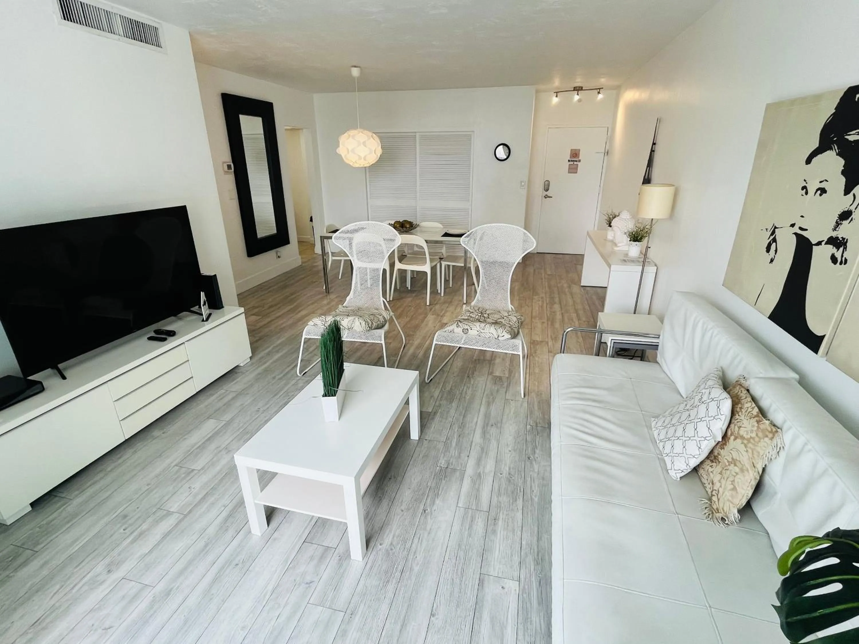 Hallandale Condo, Partial Ocean View Direct Beach and Pool Access Hollywood Beach