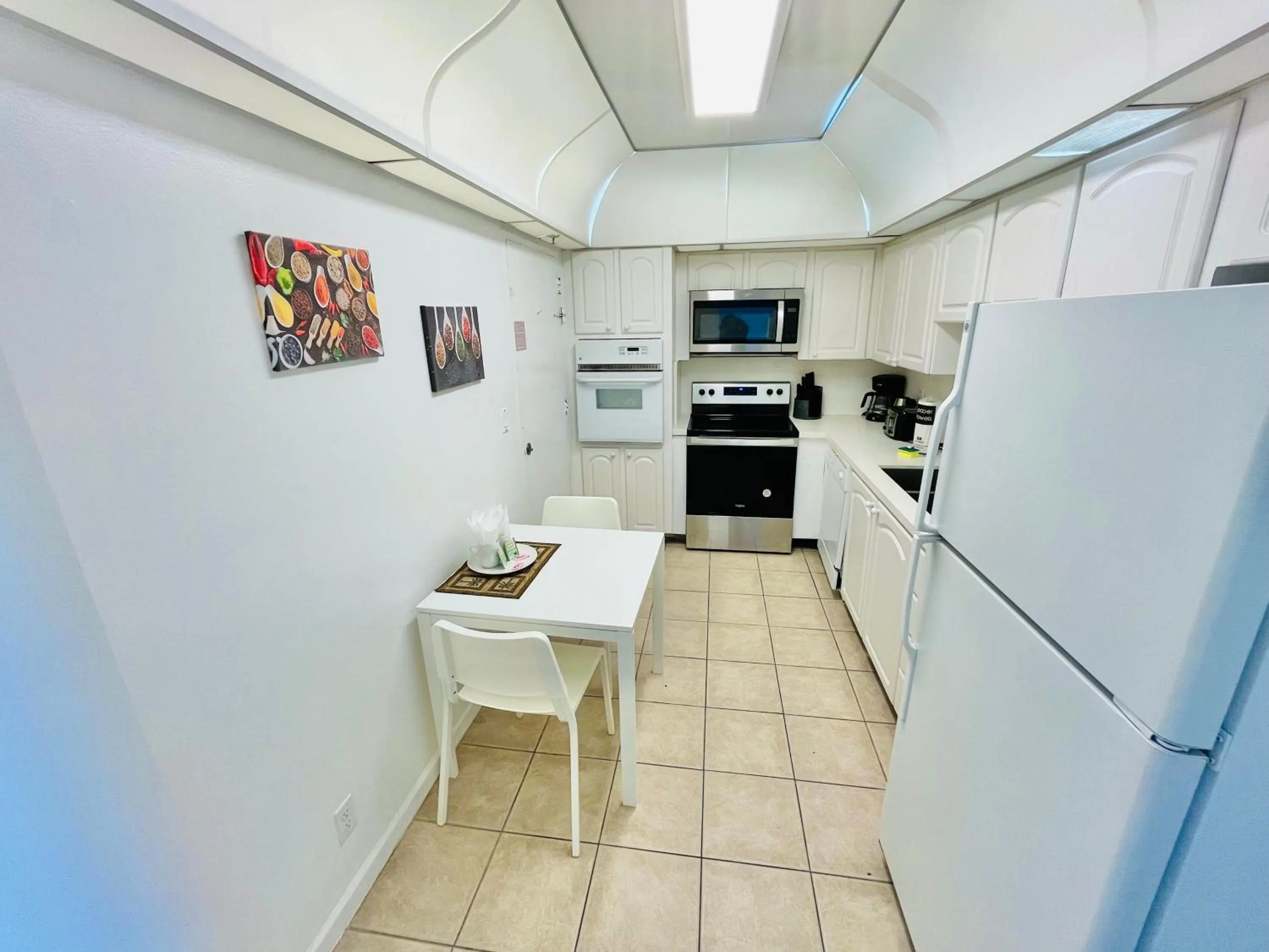 Hallandale Condo, Partial Ocean View Direct Beach and Pool Access Hollywood Beach