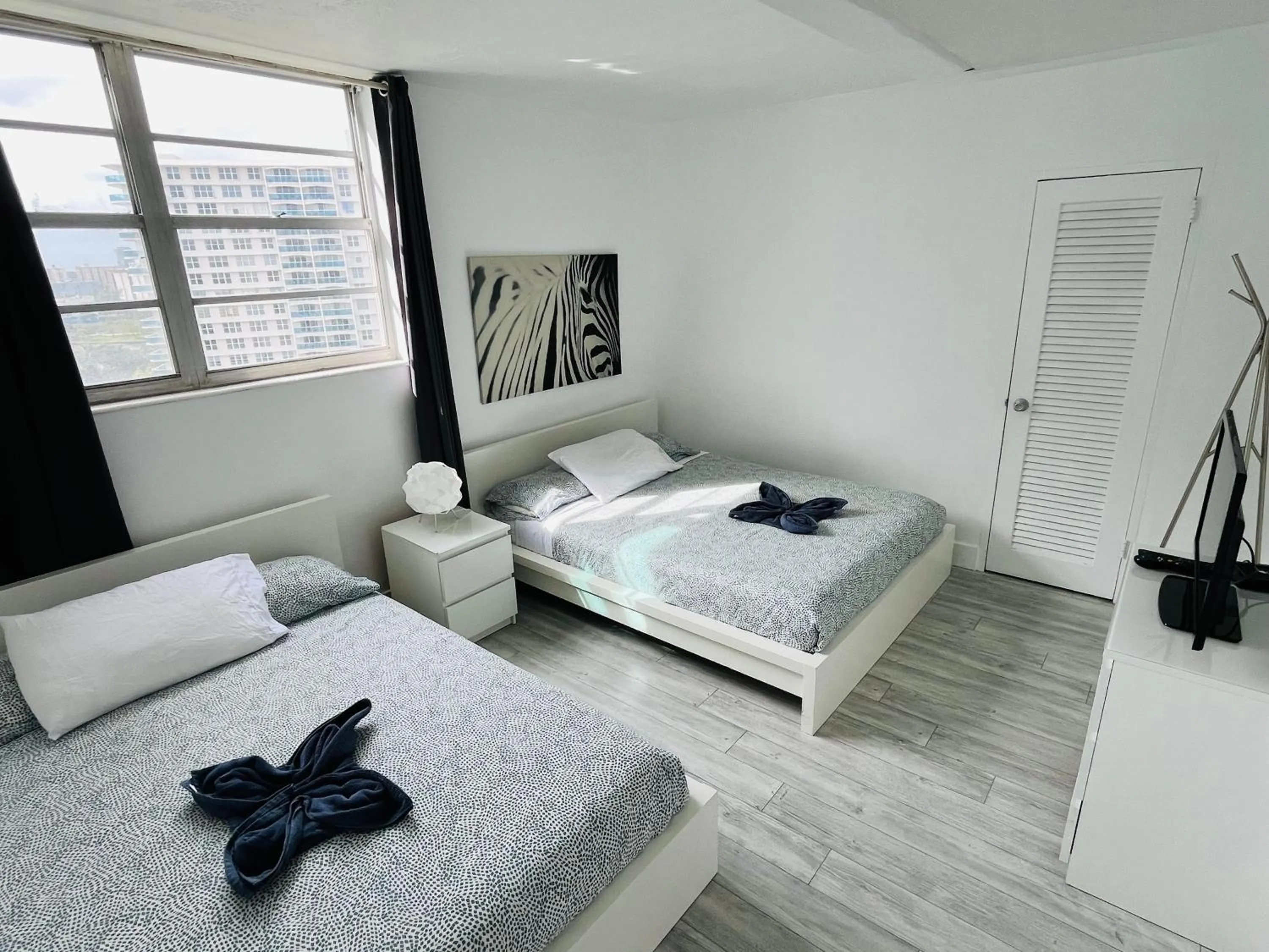 Bed in Hallandale Condo, Partial Ocean View Direct Beach and Pool Access Hollywood Beach