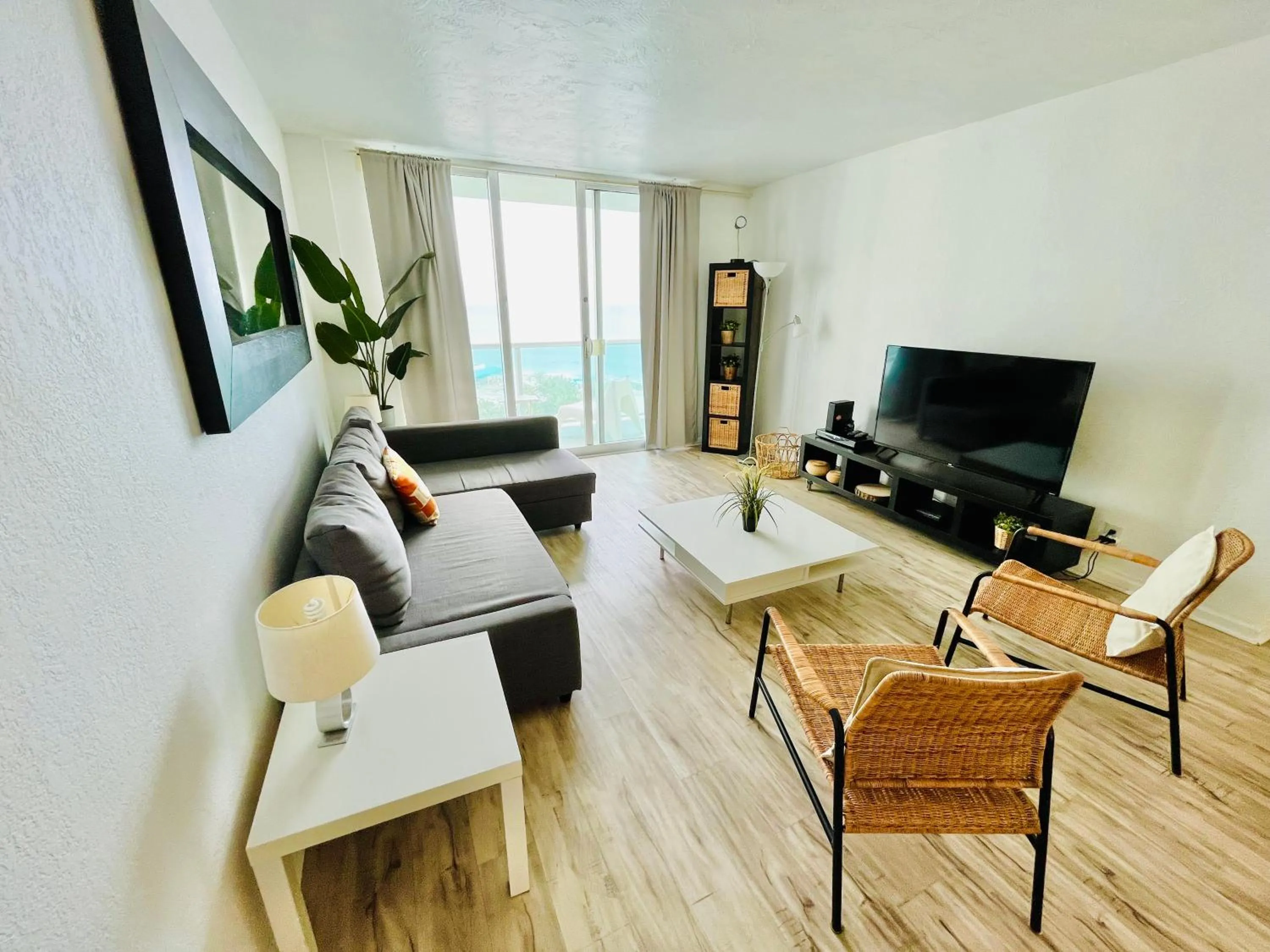 Hallandale Condo, Partial Ocean View Direct Beach and Pool Access Hollywood Beach