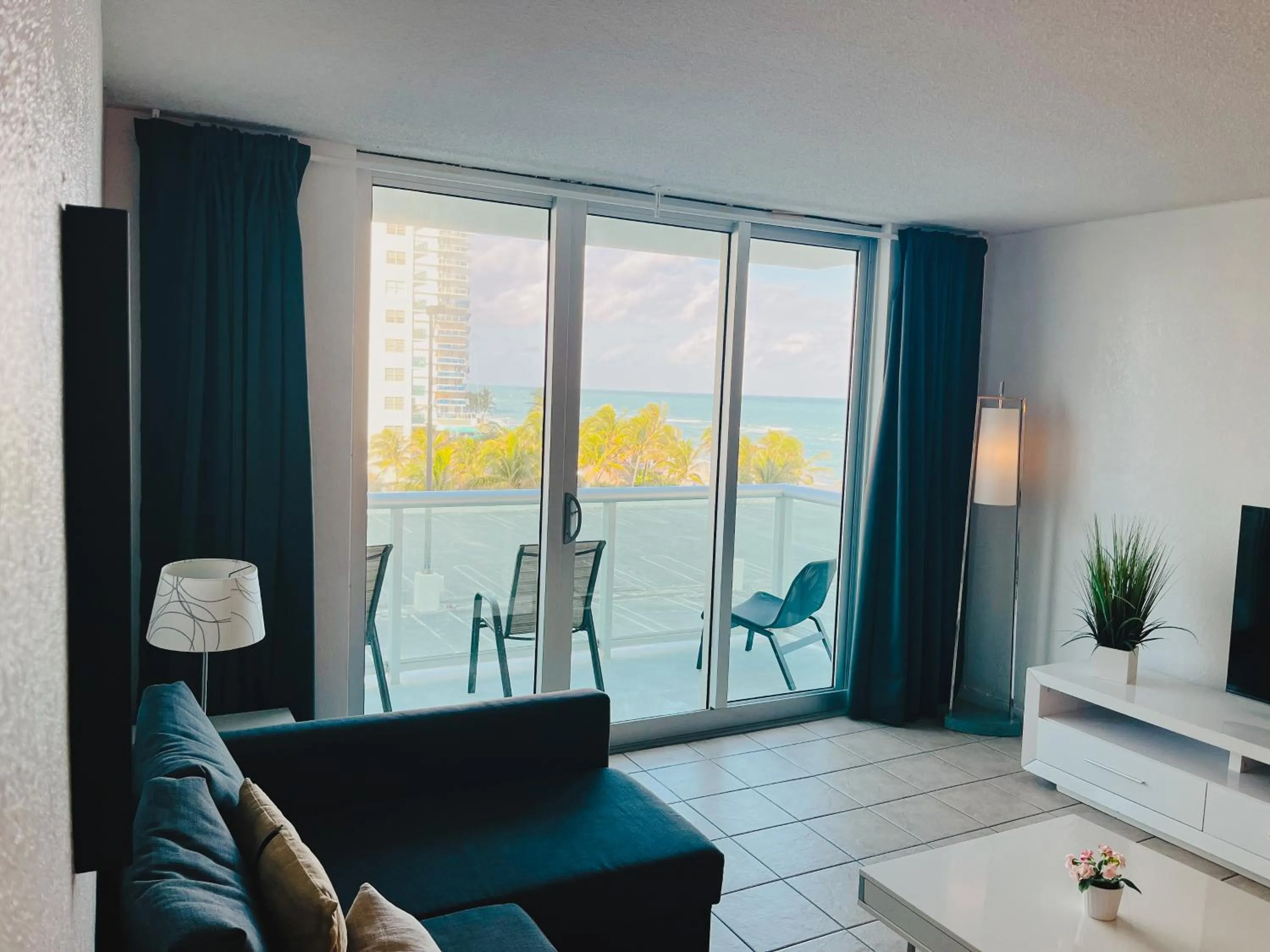 Hallandale Condo, Partial Ocean View Direct Beach and Pool Access Hollywood Beach
