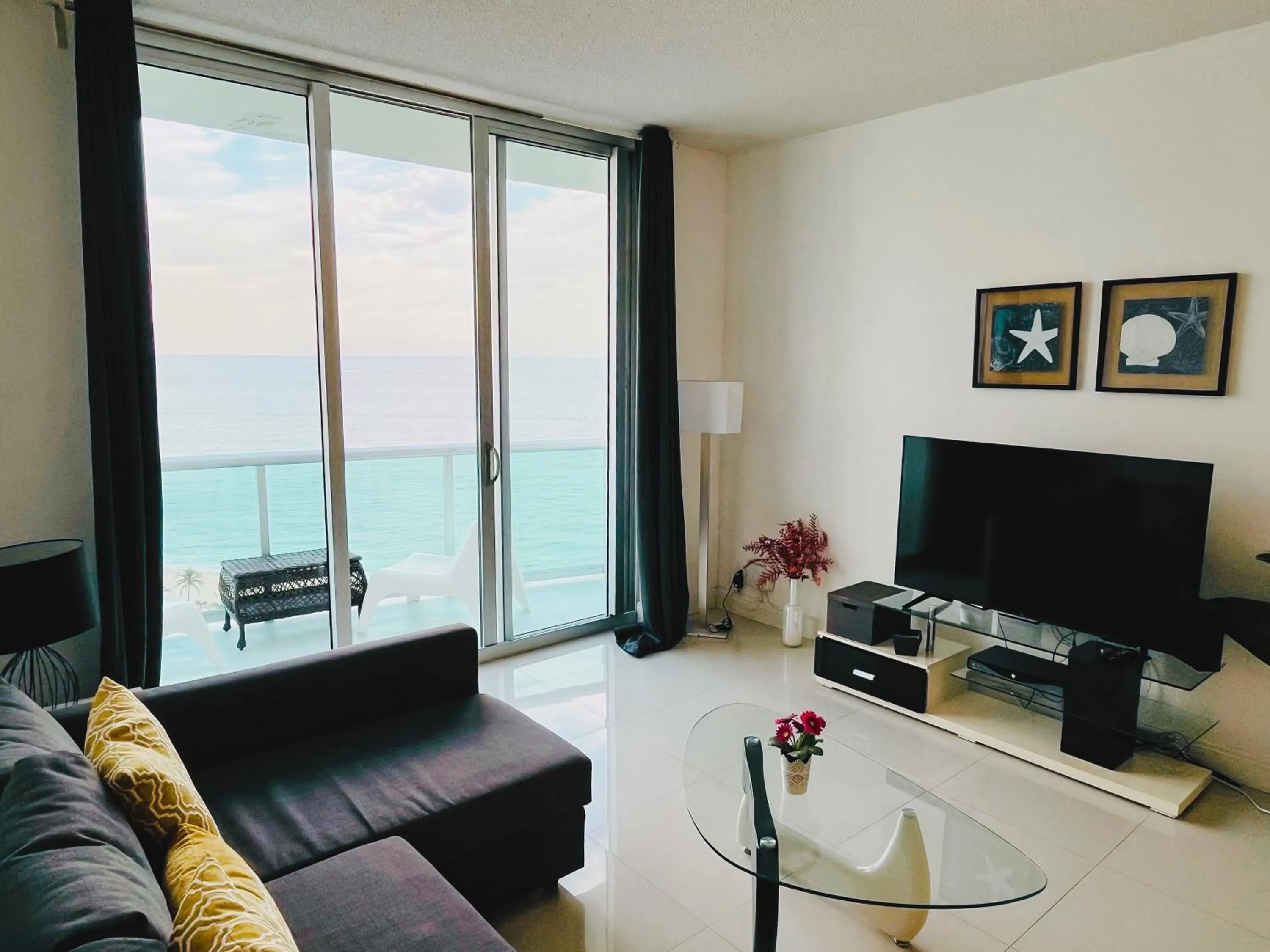 Hallandale Condo, Partial Ocean View Direct Beach and Pool Access Hollywood Beach