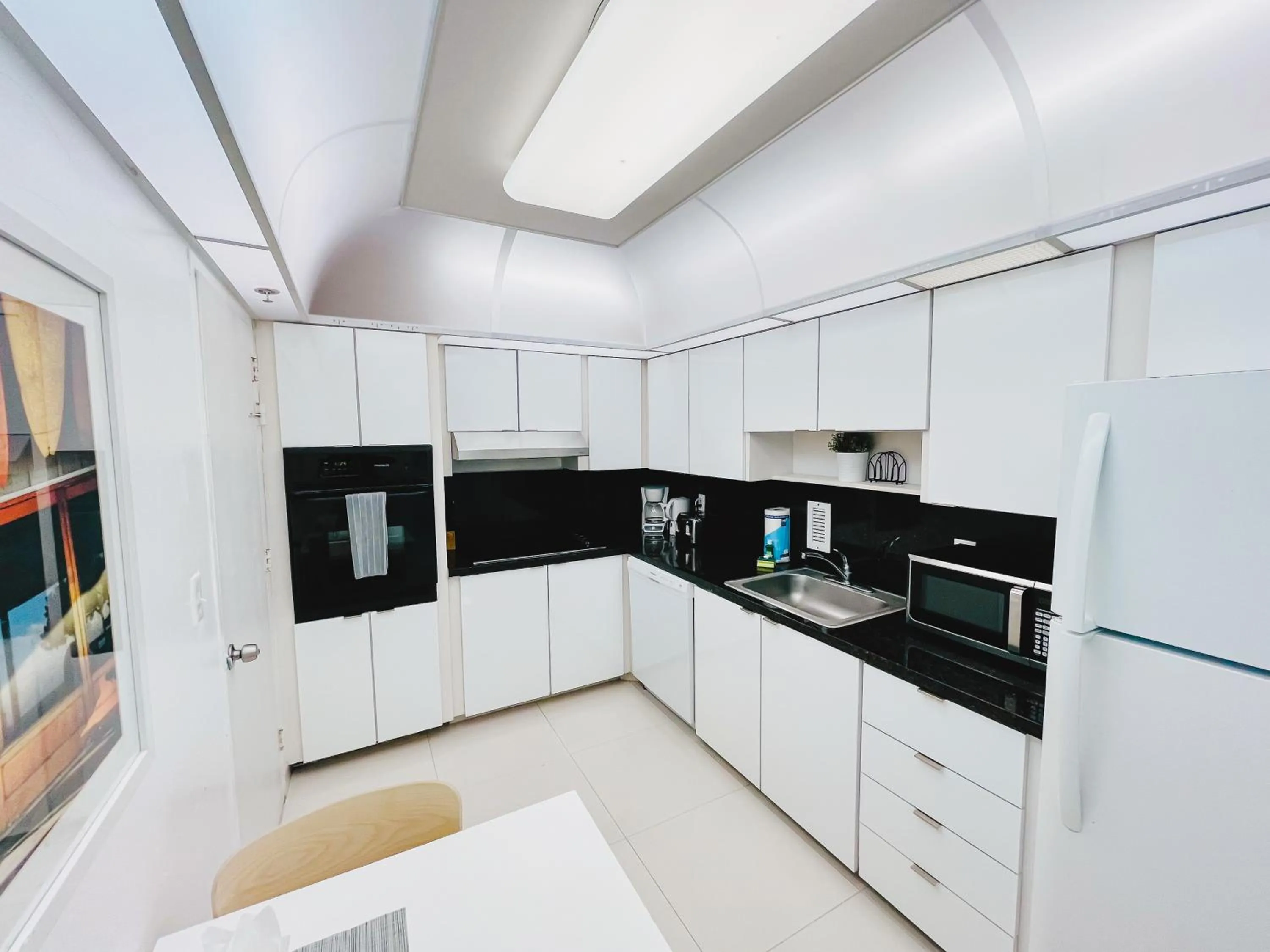 Hallandale Condo, Partial Ocean View Direct Beach and Pool Access Hollywood Beach