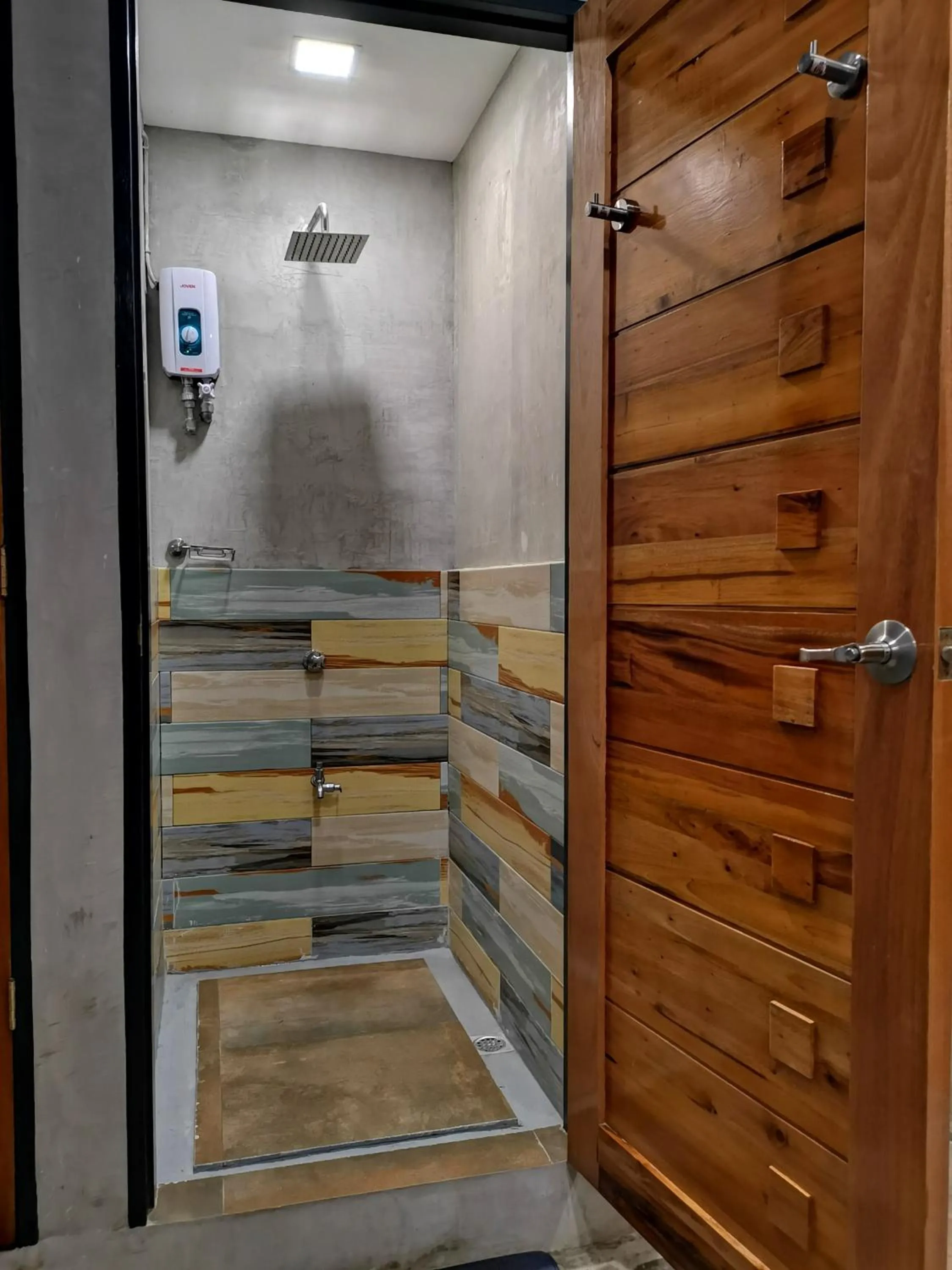 Shower in Michel'inn Coron