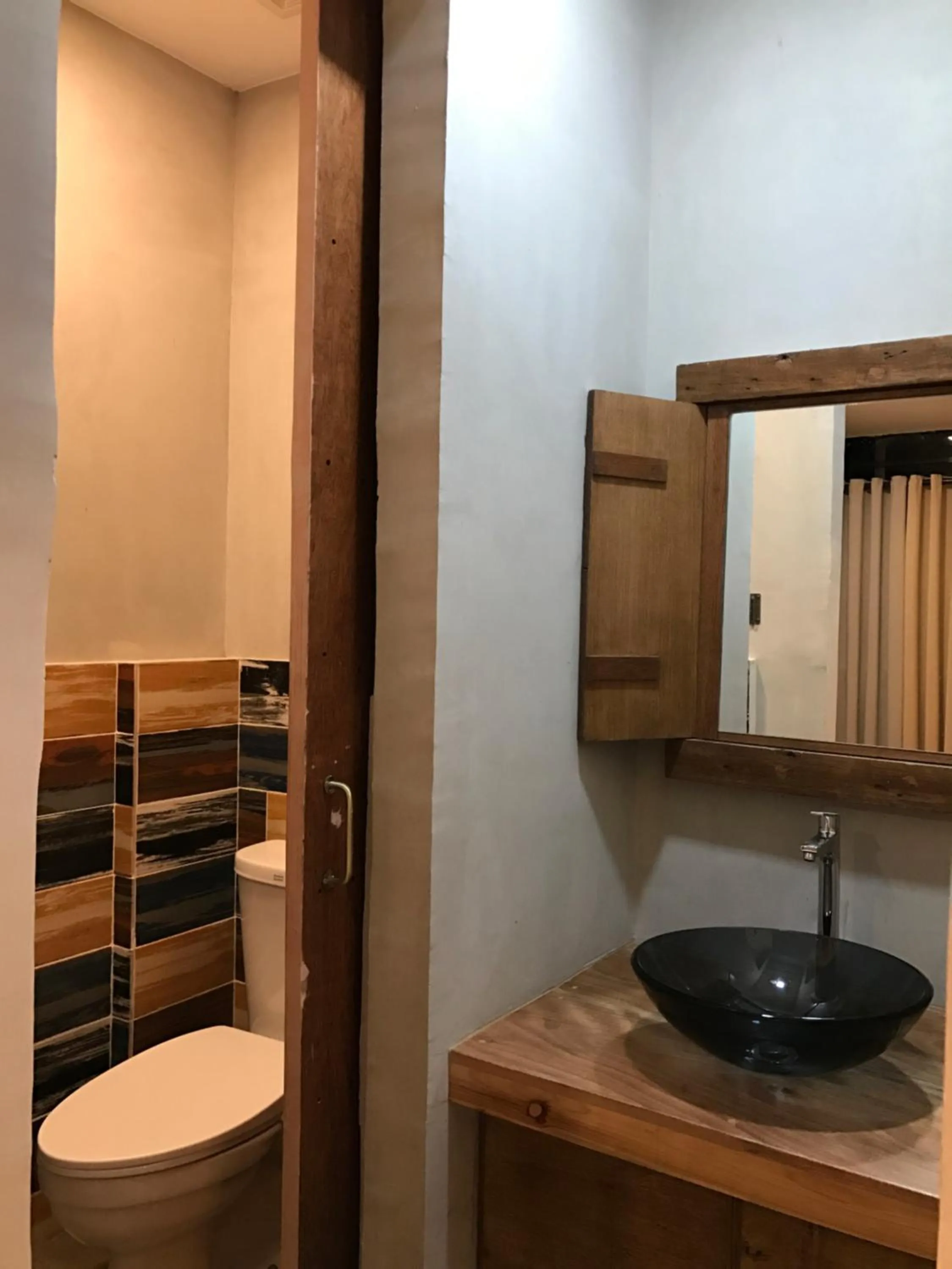 Toilet in Michel'inn Coron