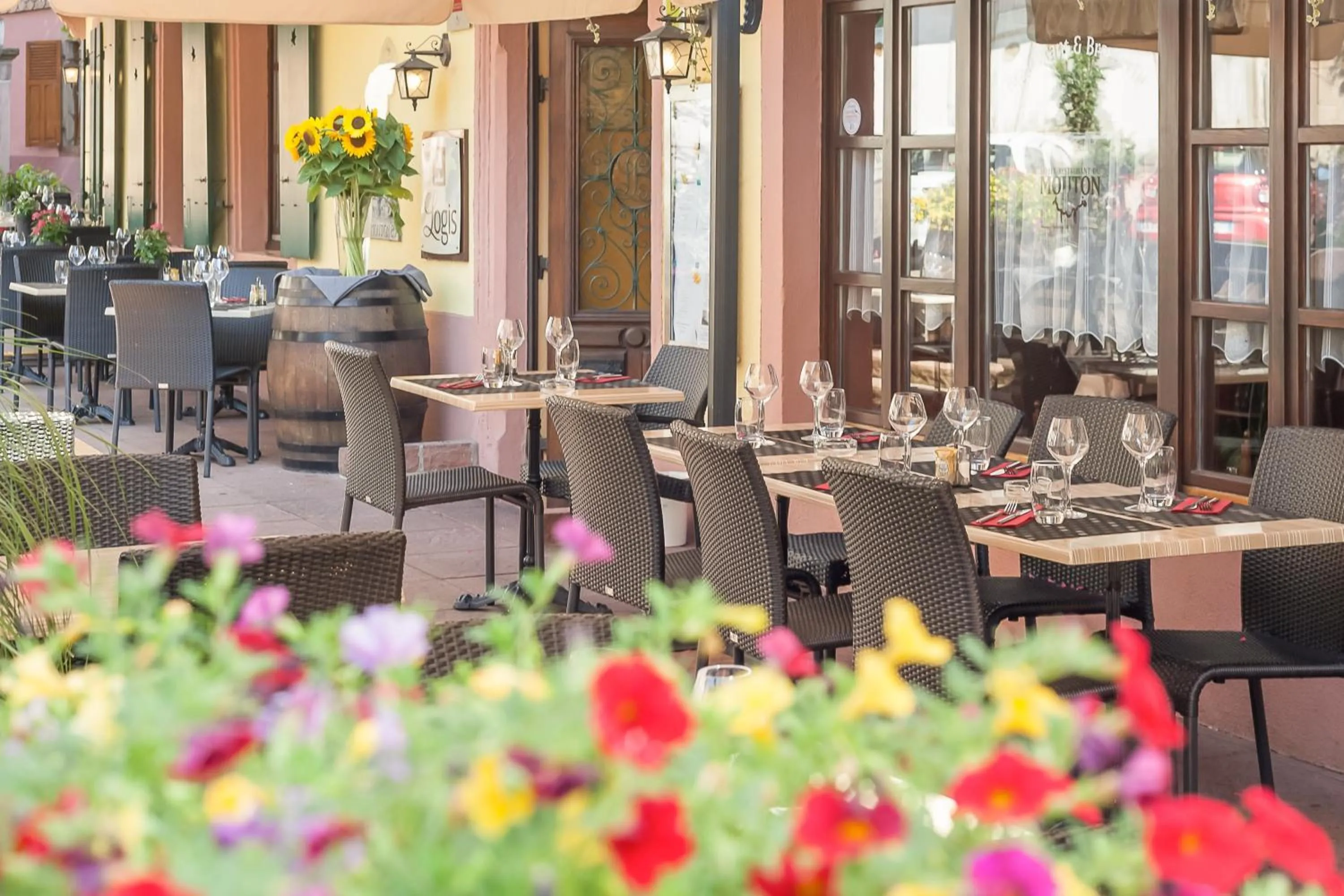 Patio in Logis Hôtel-Restaurant du Mouton