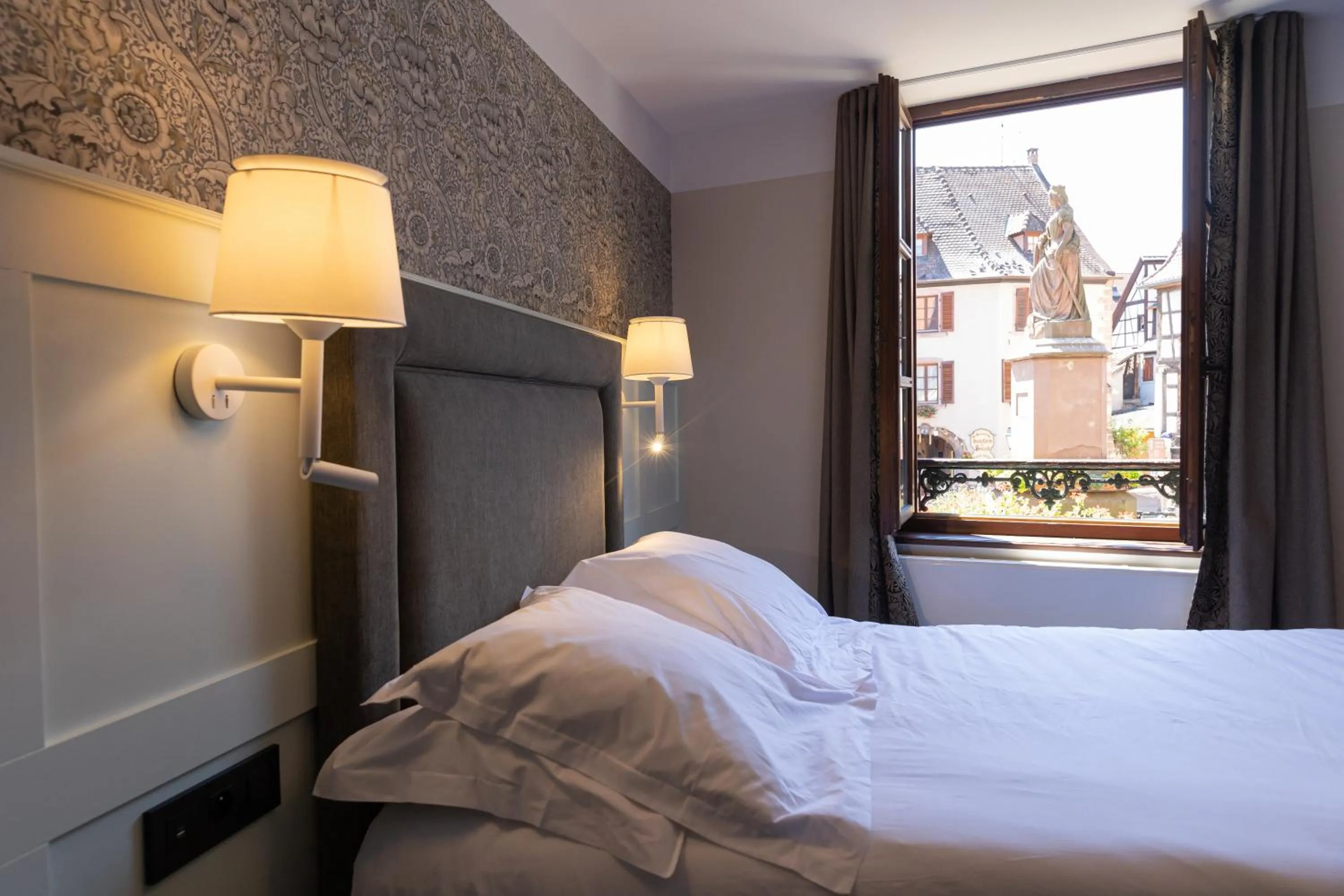View (from property/room), Bed in Logis Hôtel-Restaurant du Mouton