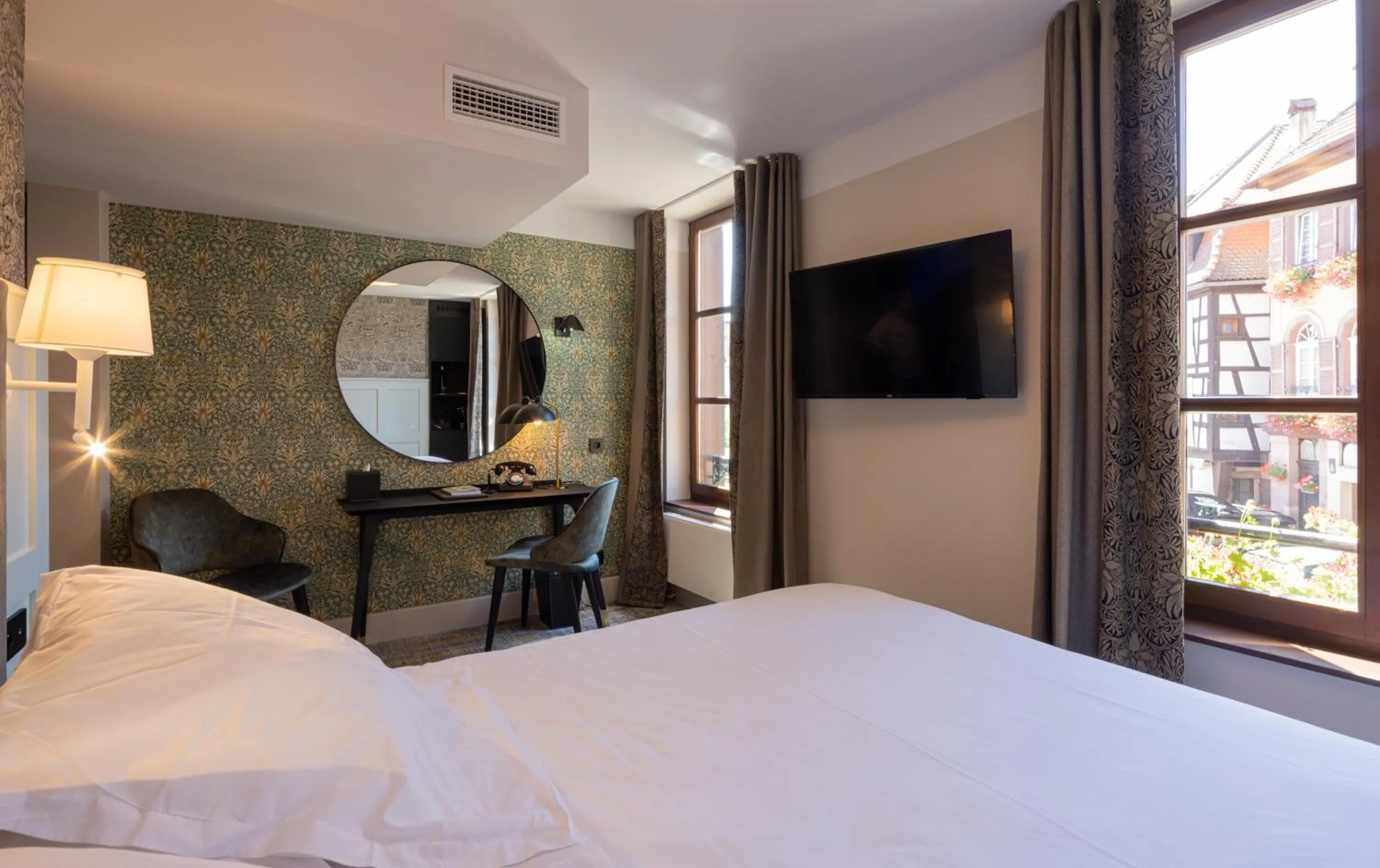 View (from property/room), Bed in Logis Hôtel-Restaurant du Mouton