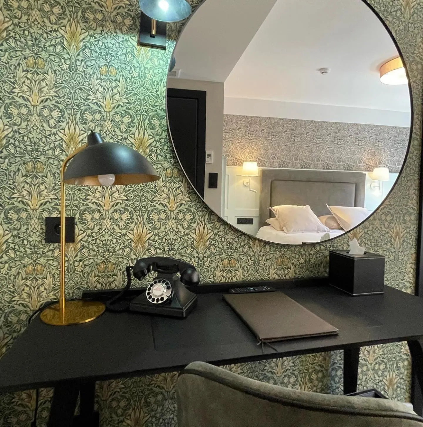 Seating area, Bed in Logis Hôtel-Restaurant du Mouton