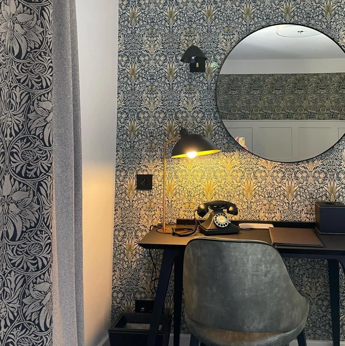 Seating area in Logis Hôtel-Restaurant du Mouton