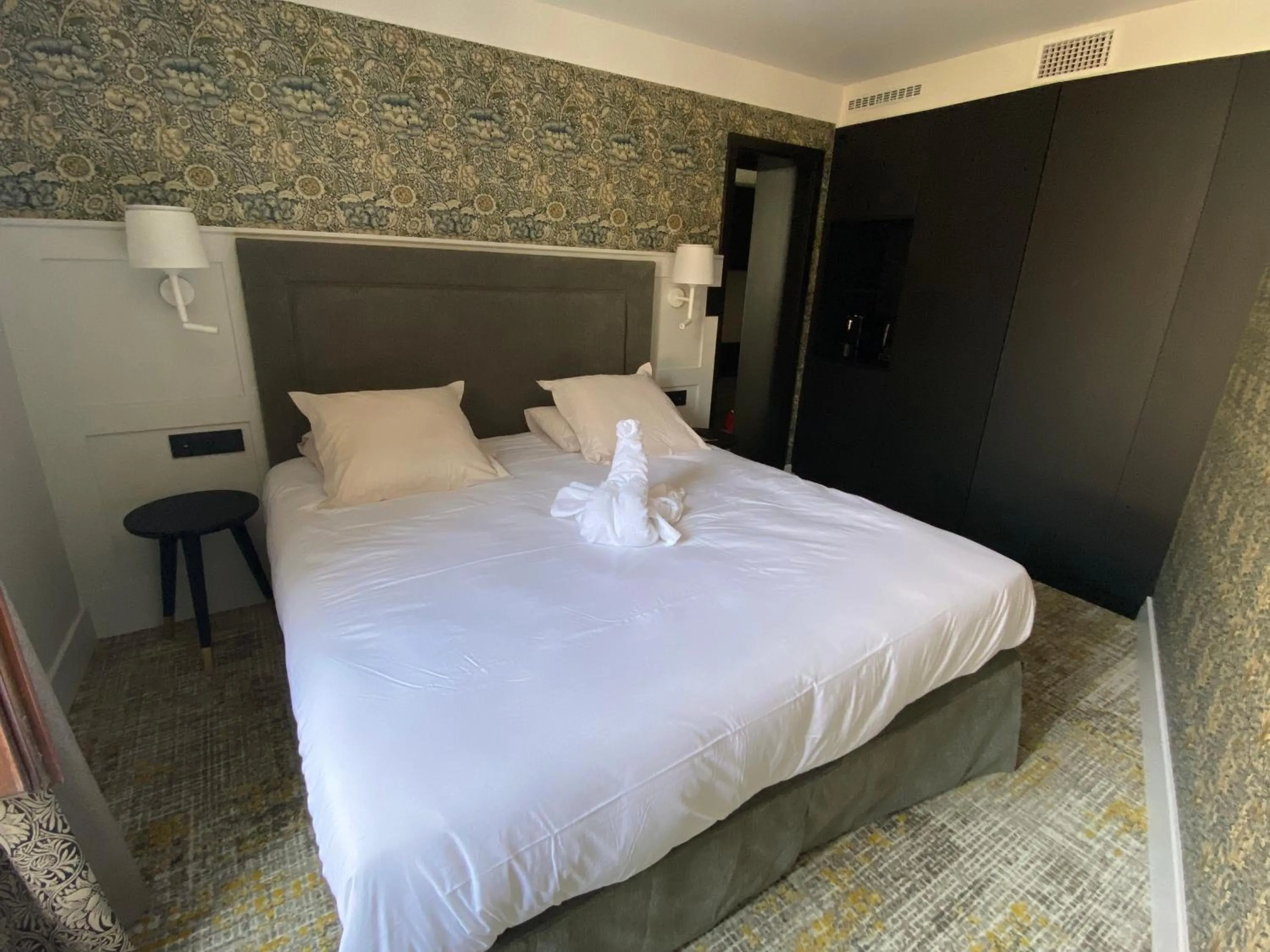 Bed in Logis Hôtel-Restaurant du Mouton