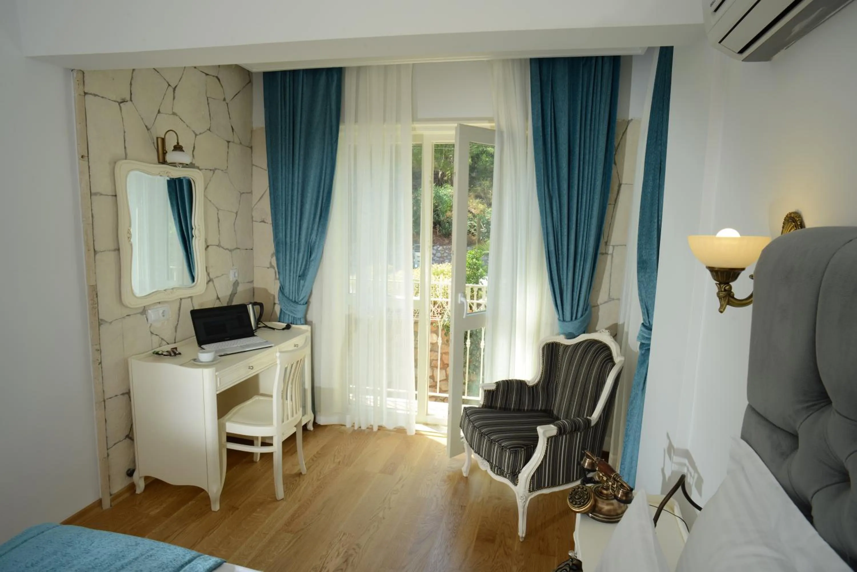 Photo of the whole room, Bed in Petunya Konak Boutique Hotel