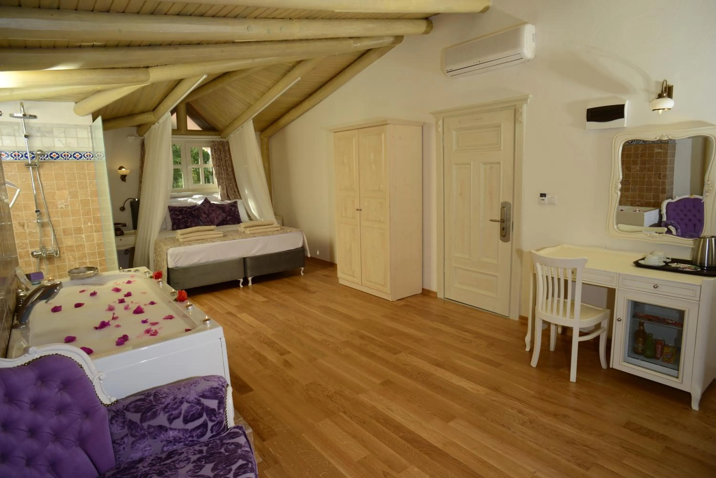 Photo of the whole room, Bed in Petunya Konak Boutique Hotel