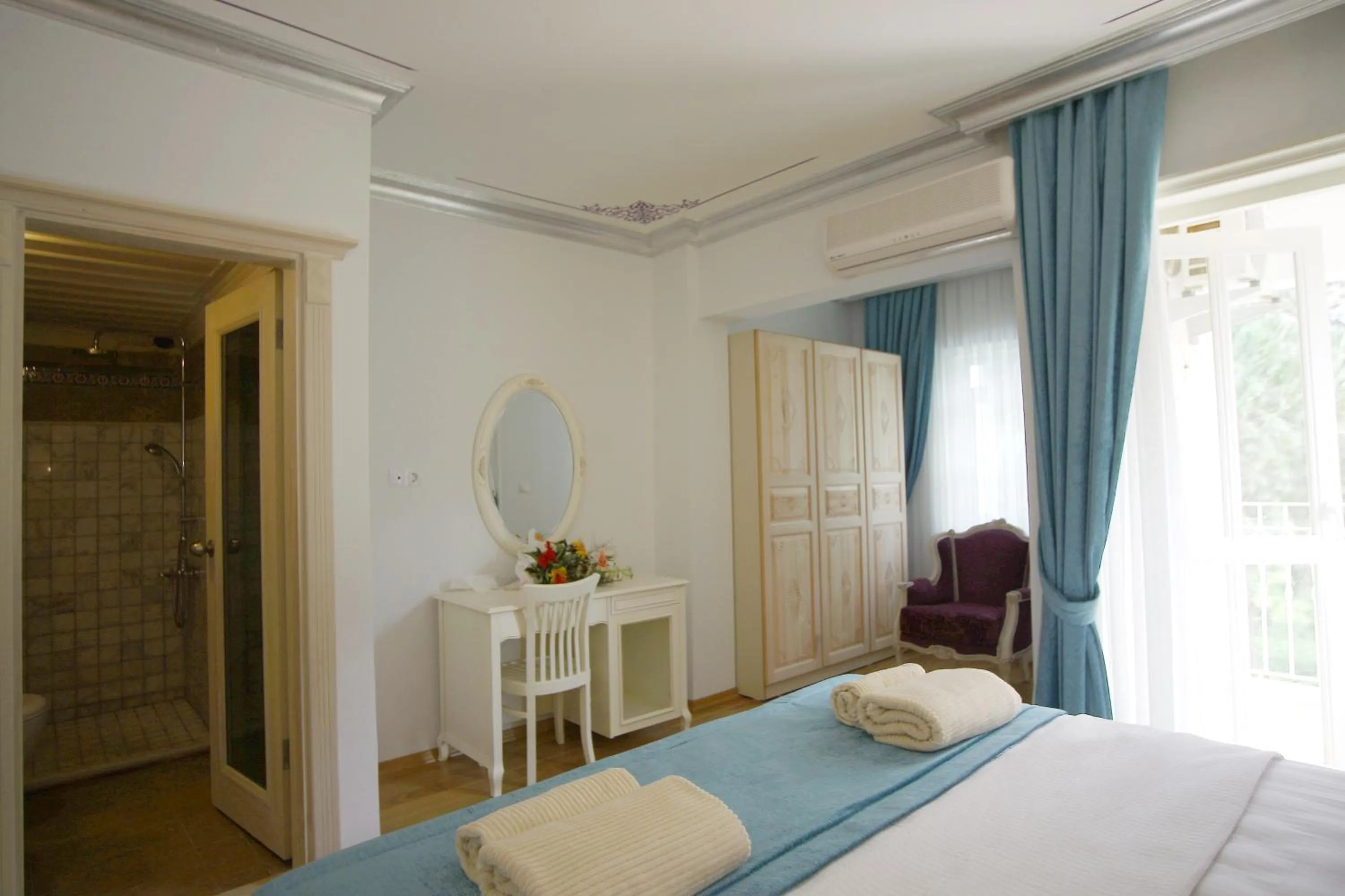 Photo of the whole room, Bed in Petunya Konak Boutique Hotel