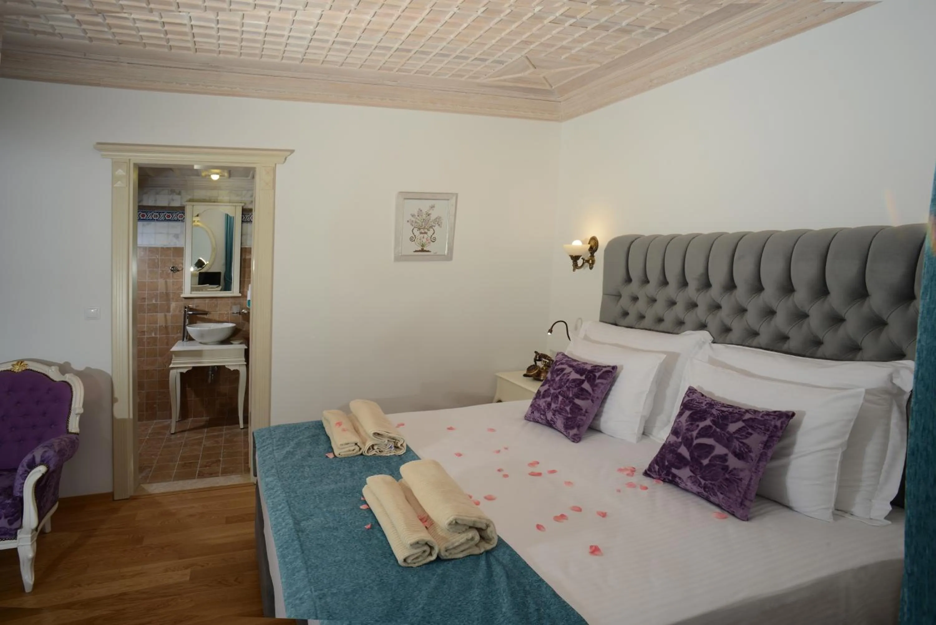 Photo of the whole room, Bed in Petunya Konak Boutique Hotel