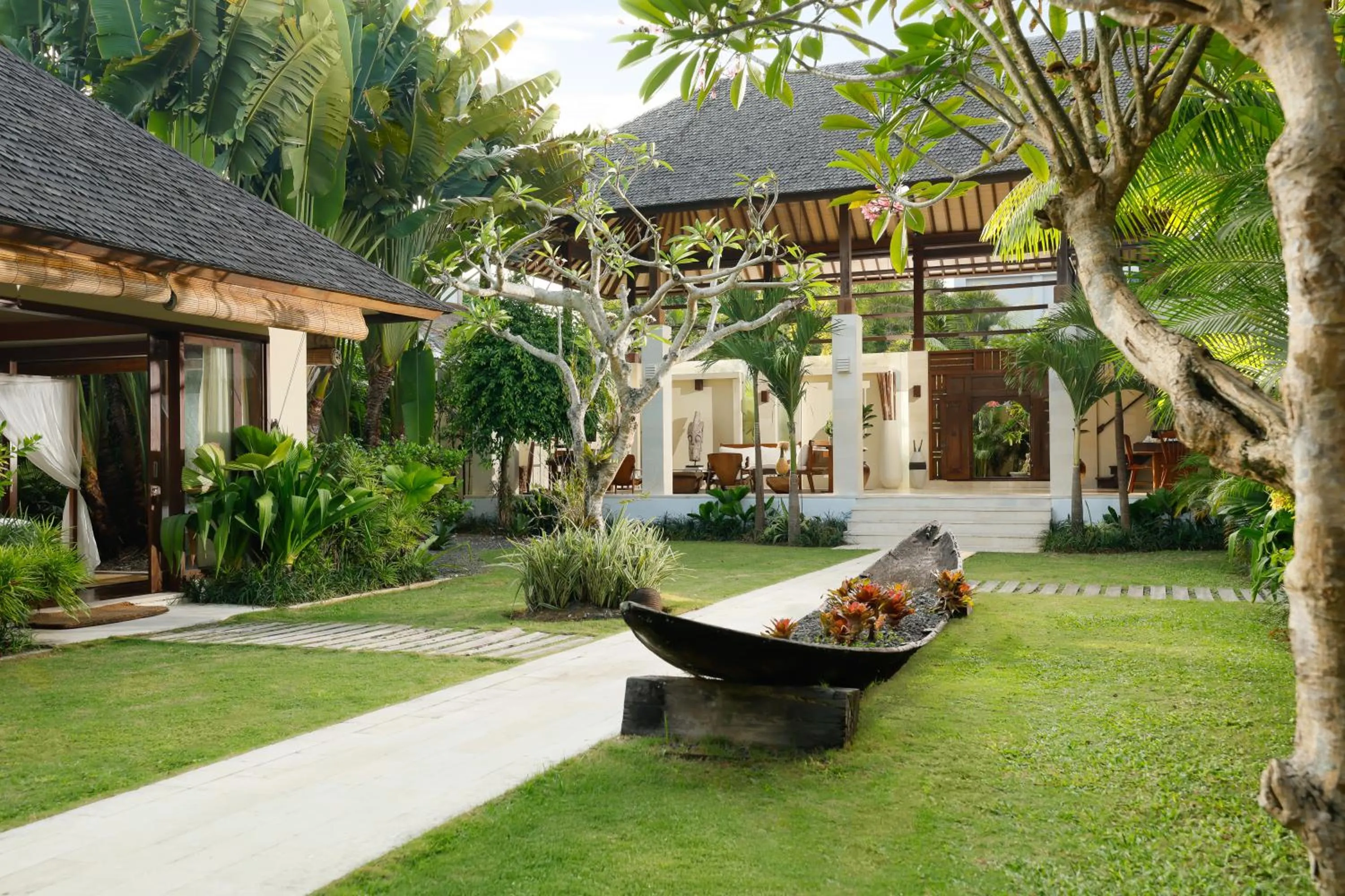 Garden in Villa Nelayan by Nakula