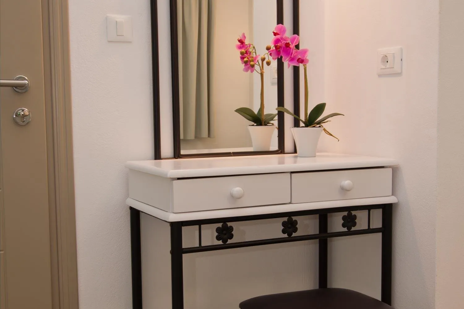 Photo of the whole room in Nemesis