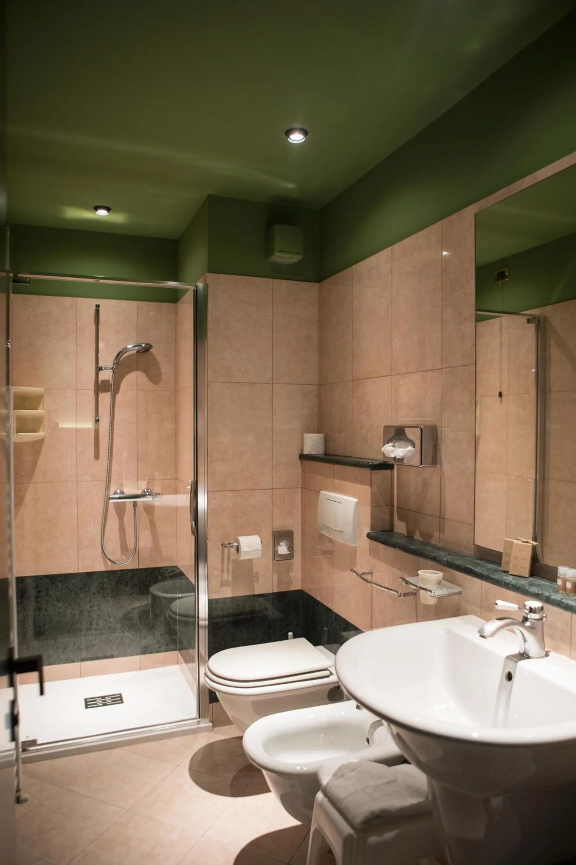 Bathroom in Hotel Miro'