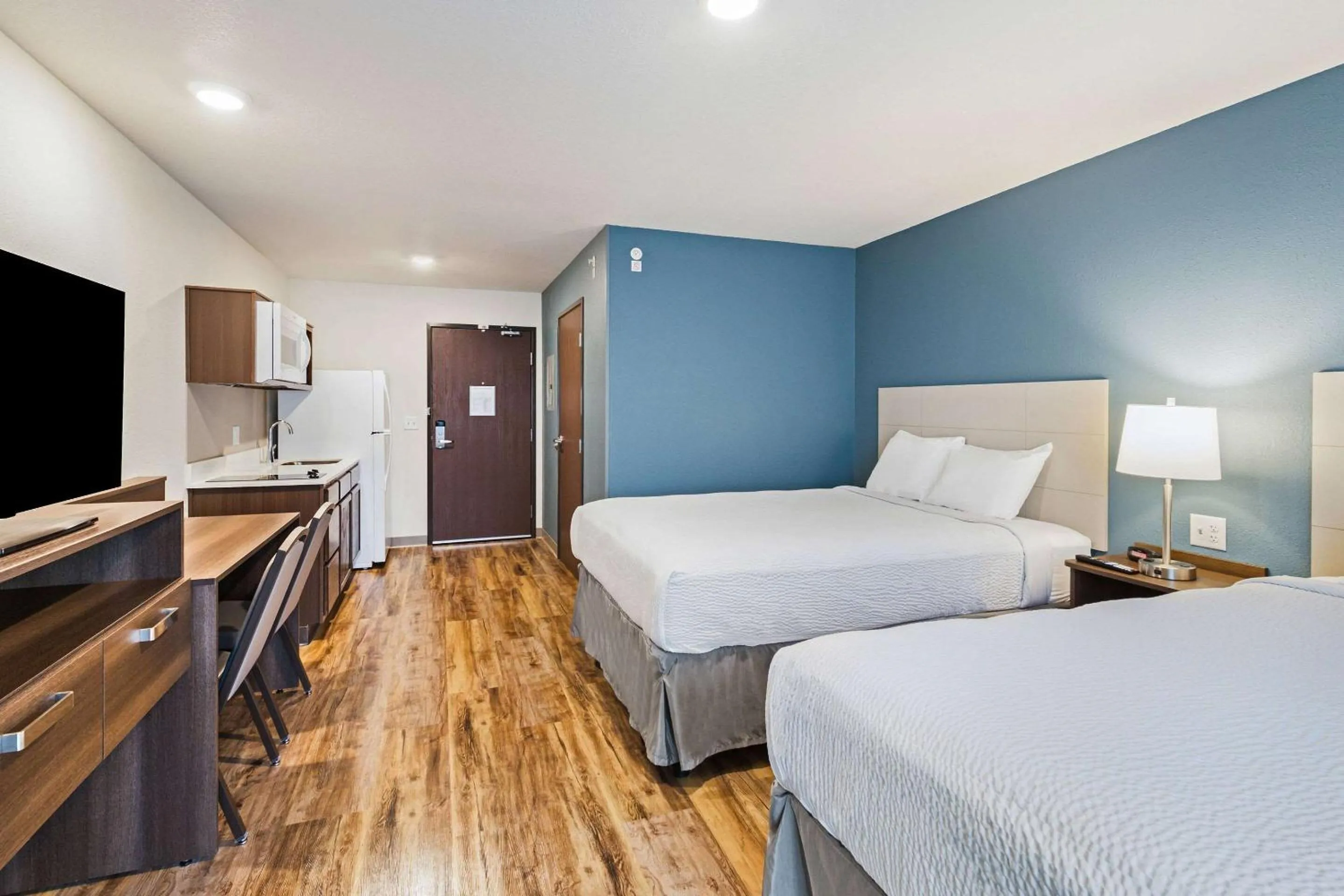 Photo of the whole room, Bed in WoodSpring Suites Davenport Quad Cities