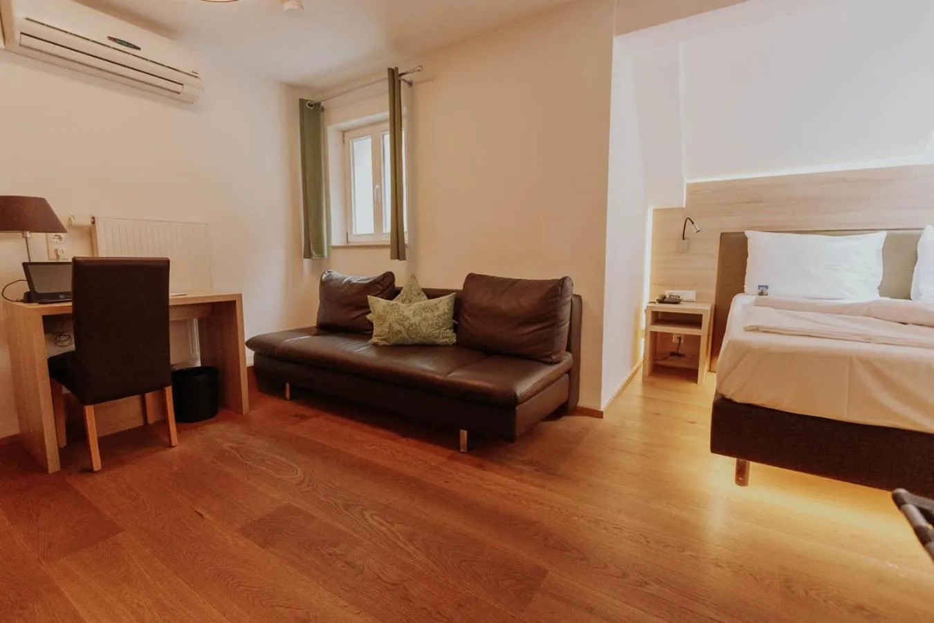 Living room, Bed in Hotel Gasthaus zur Sonne