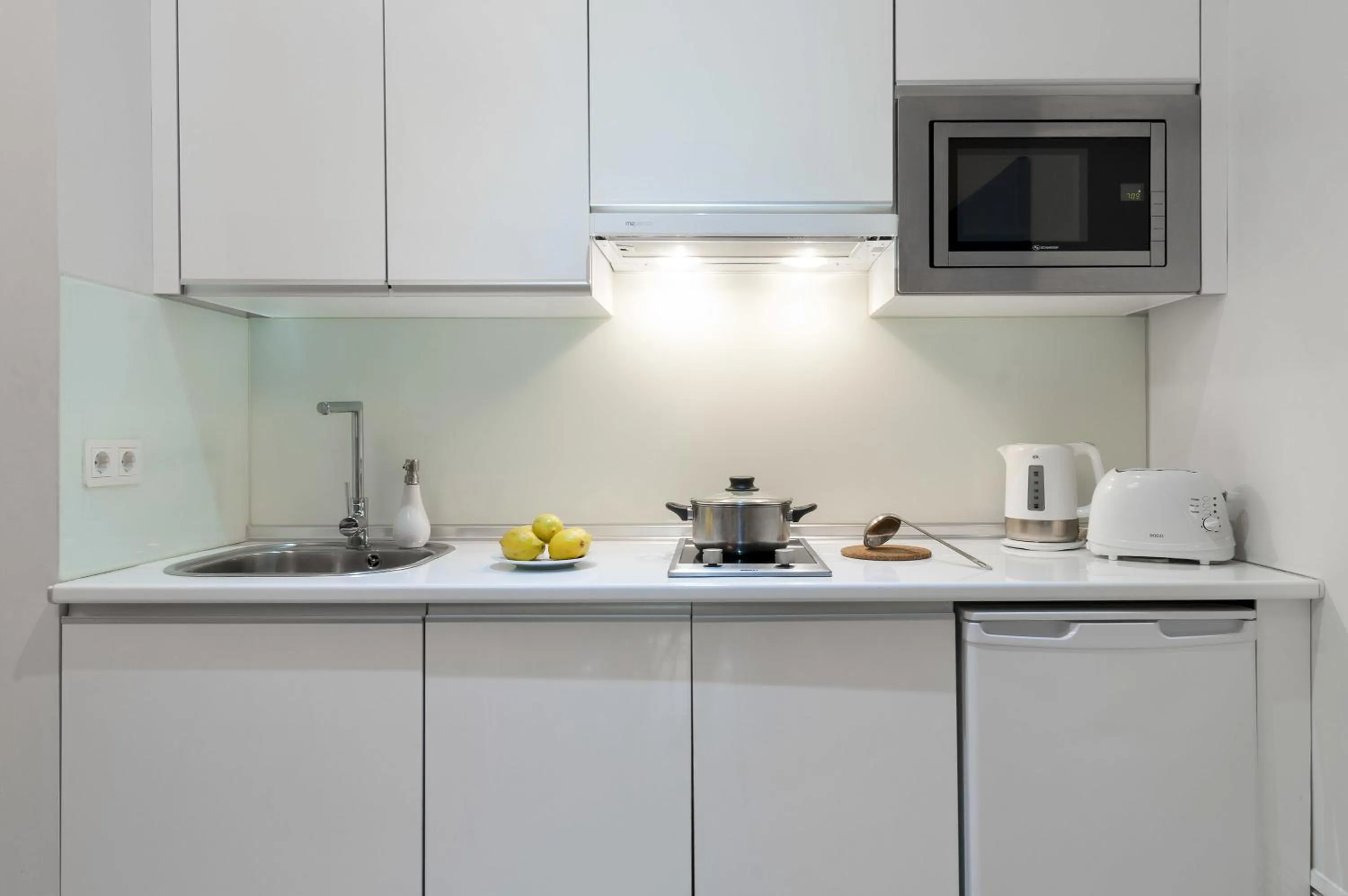 Kitchen or kitchenette in Suites Sevilla Plaza