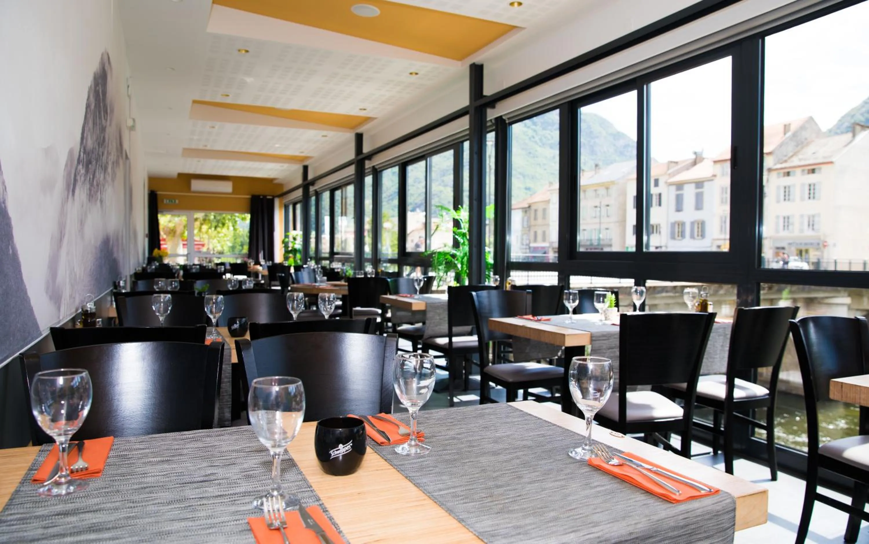 Restaurant/places to eat in Hôtel Le Bellevue