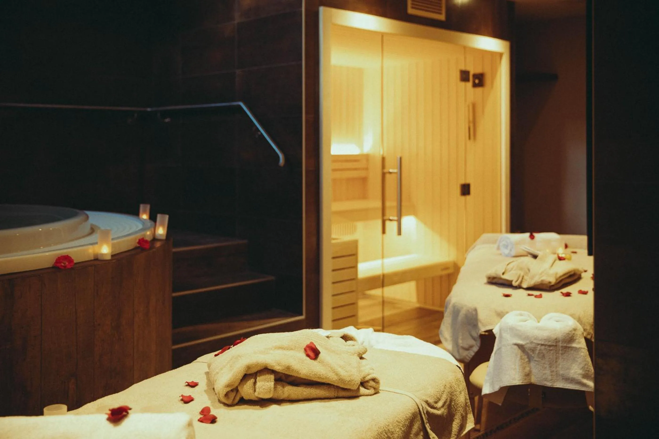 Hot Tub, Bed in Auberge de Clochemerle - Spa & Restaurant gastronomique étoilé