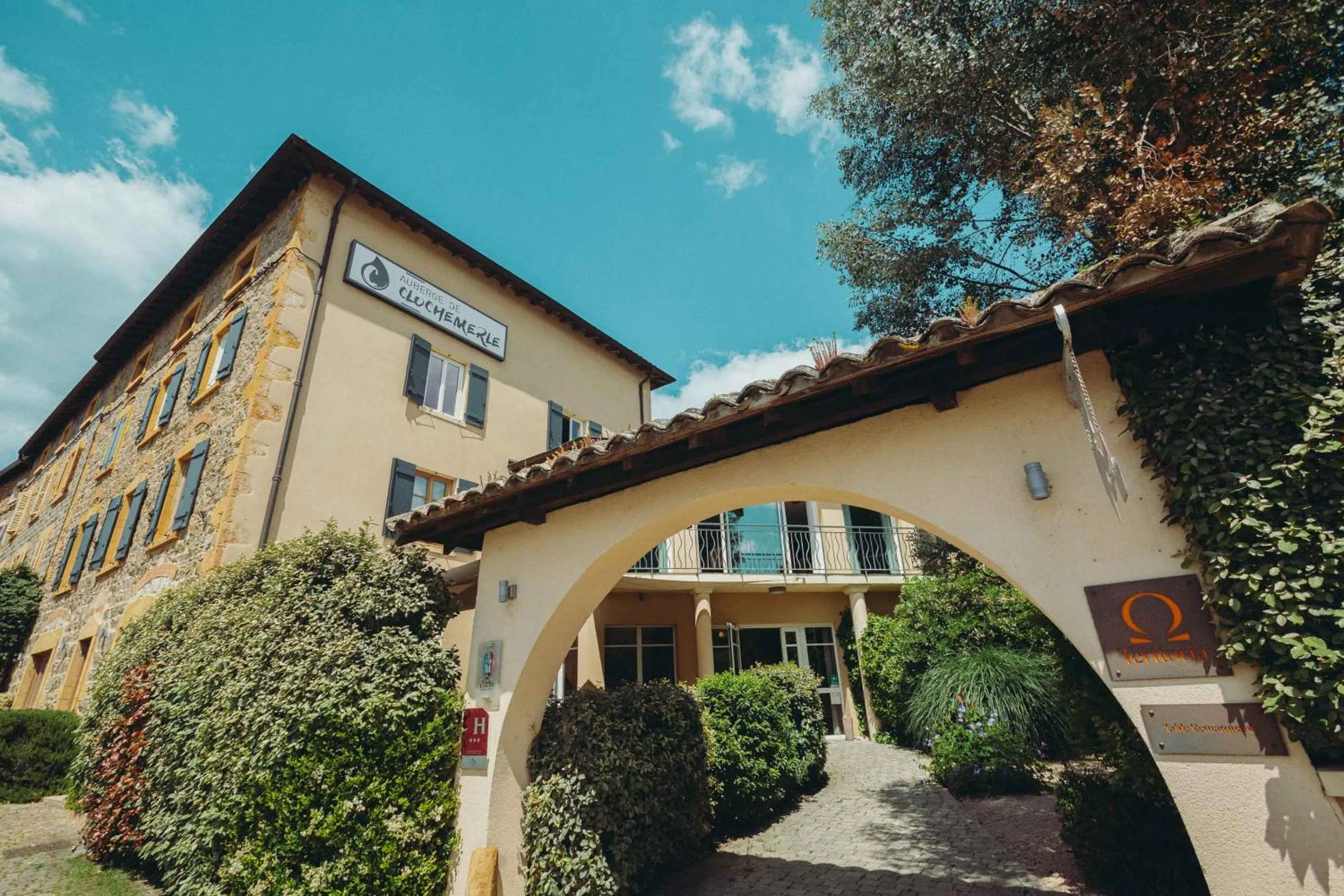 Facade/entrance in Auberge de Clochemerle - Spa & Restaurant gastronomique étoilé