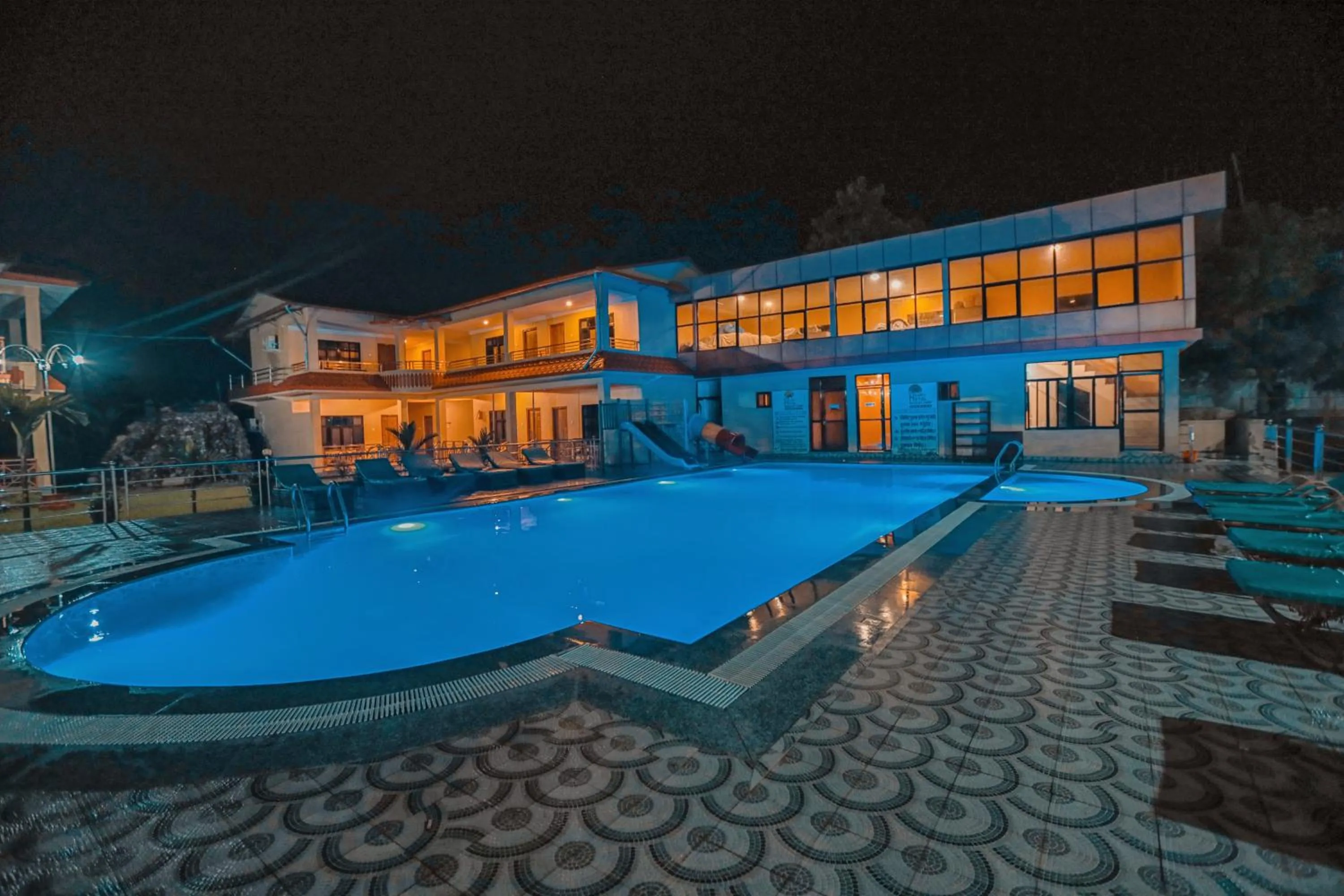 Swimming pool in Hotel Wildlife Camp
