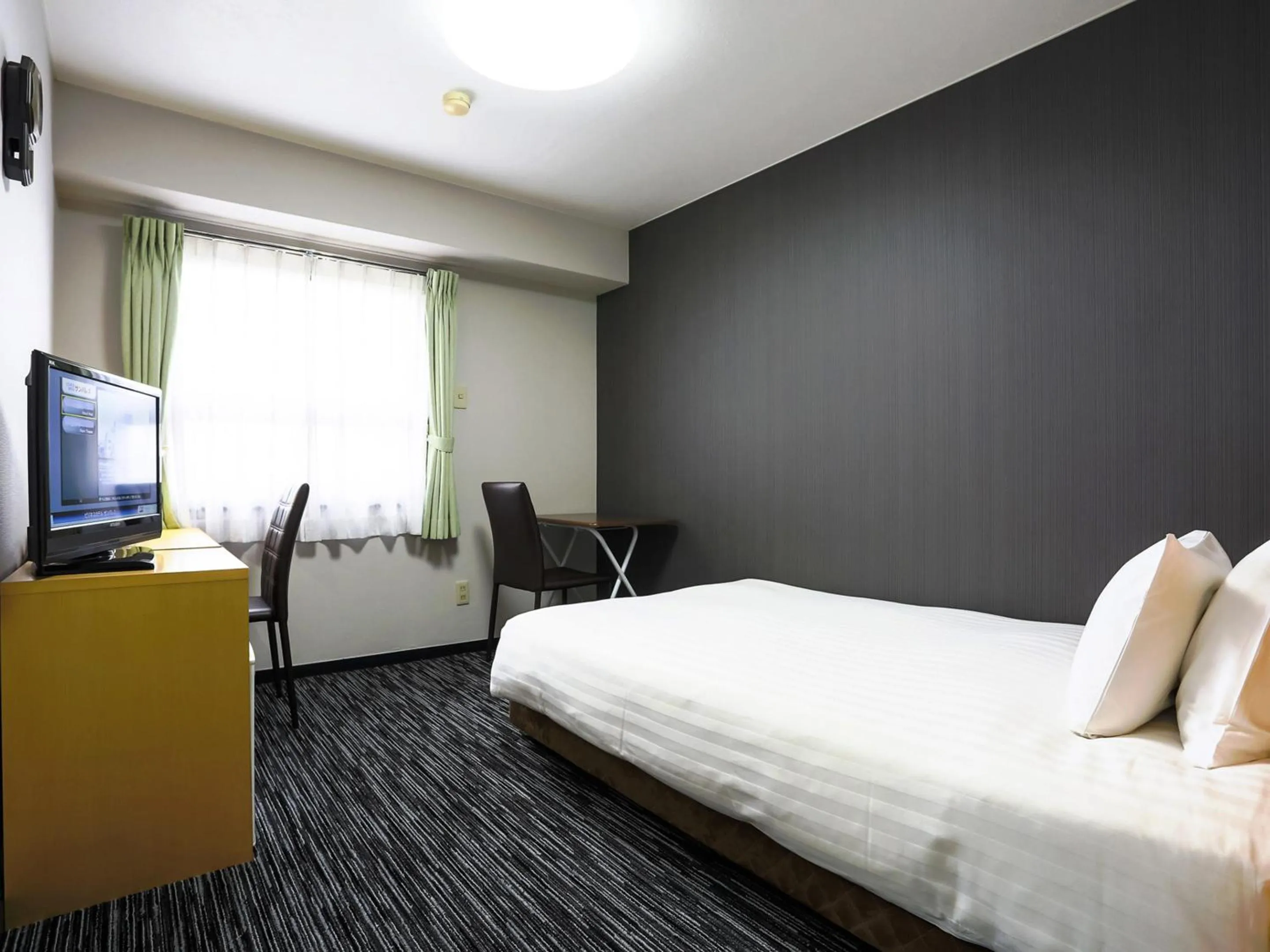 Bedroom, Bed in Business Hotel Sunpalace