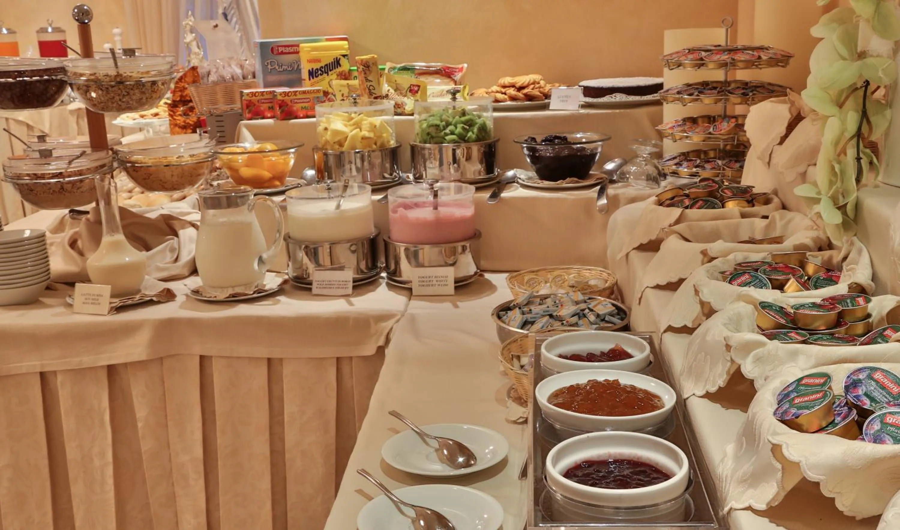 Food and drinks in Hotel Globus, Sure Hotel Collection by Best Western