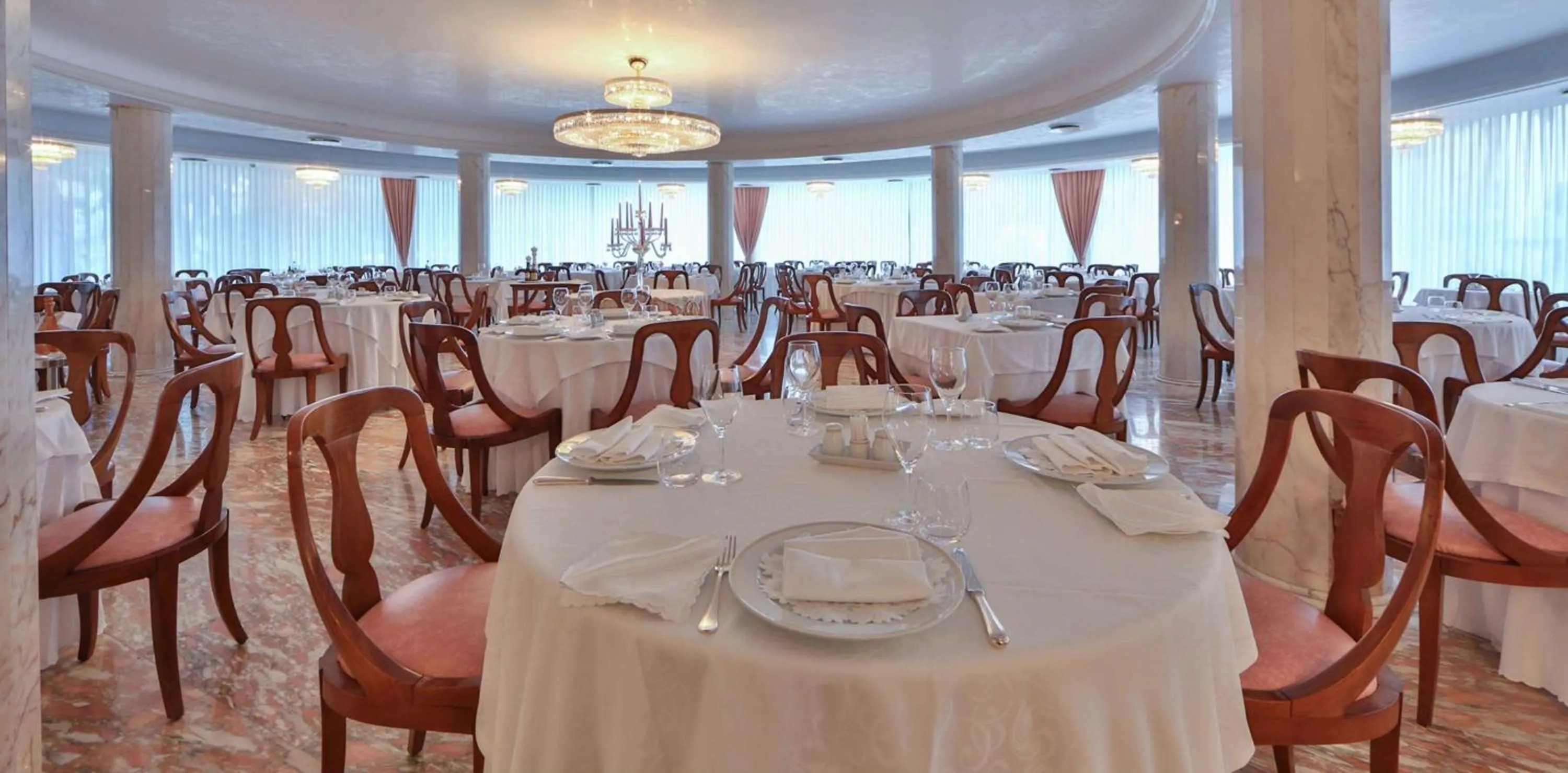 Restaurant/places to eat in Hotel Globus, Sure Hotel Collection by Best Western