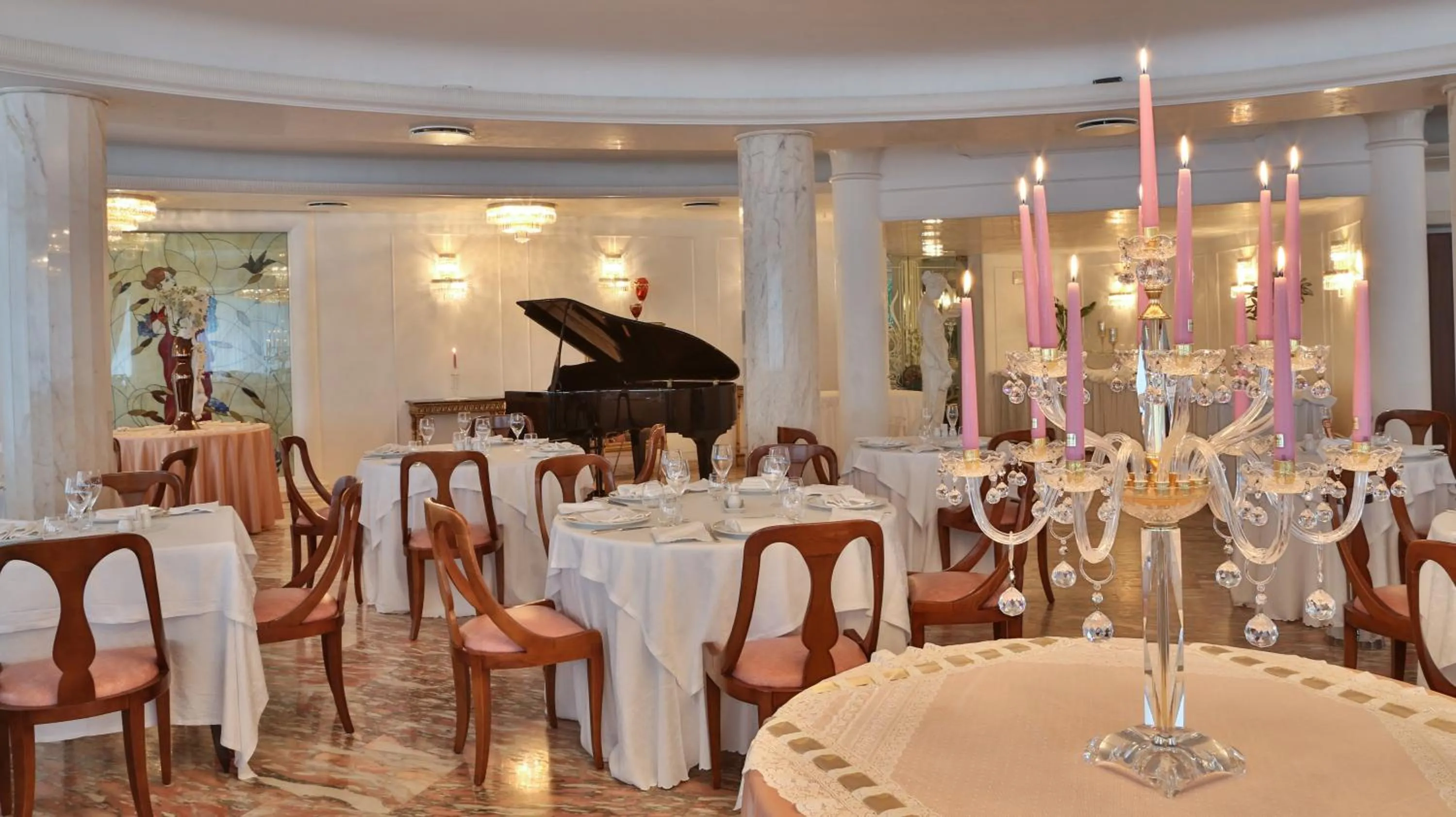 Restaurant/places to eat in Hotel Globus, Sure Hotel Collection by Best Western