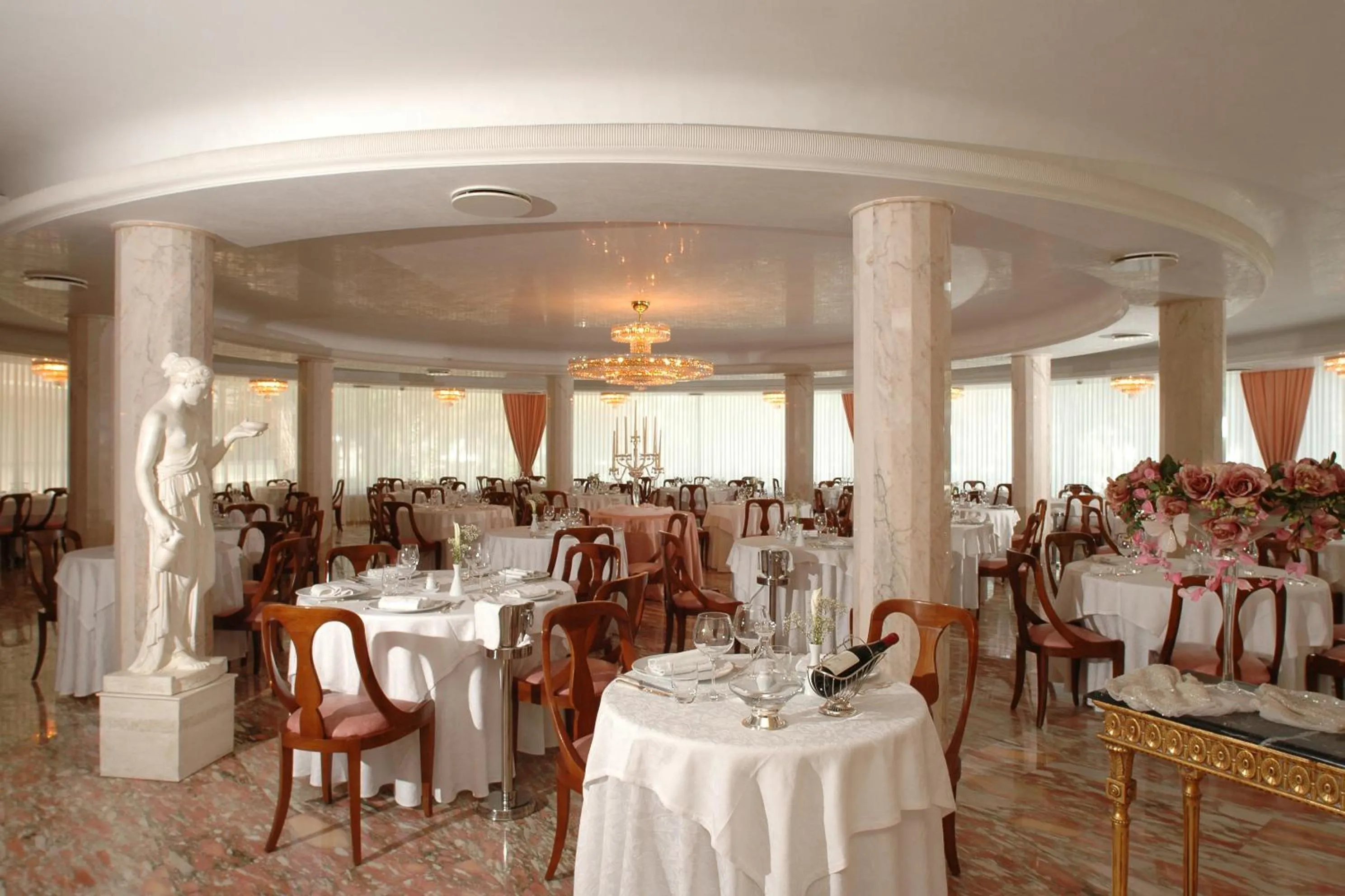 Restaurant/places to eat in Hotel Globus, Sure Hotel Collection by Best Western