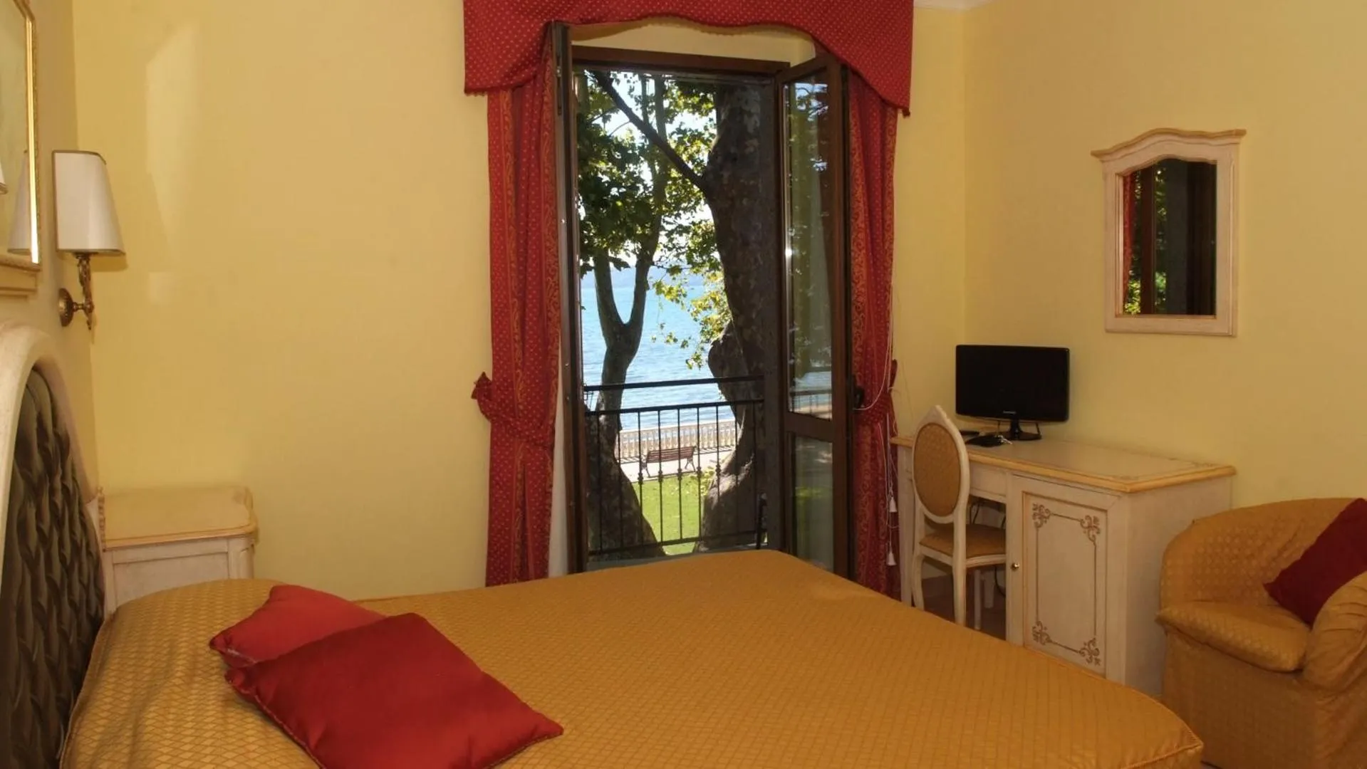Bed in Loriana Park Hotel Sul Lago