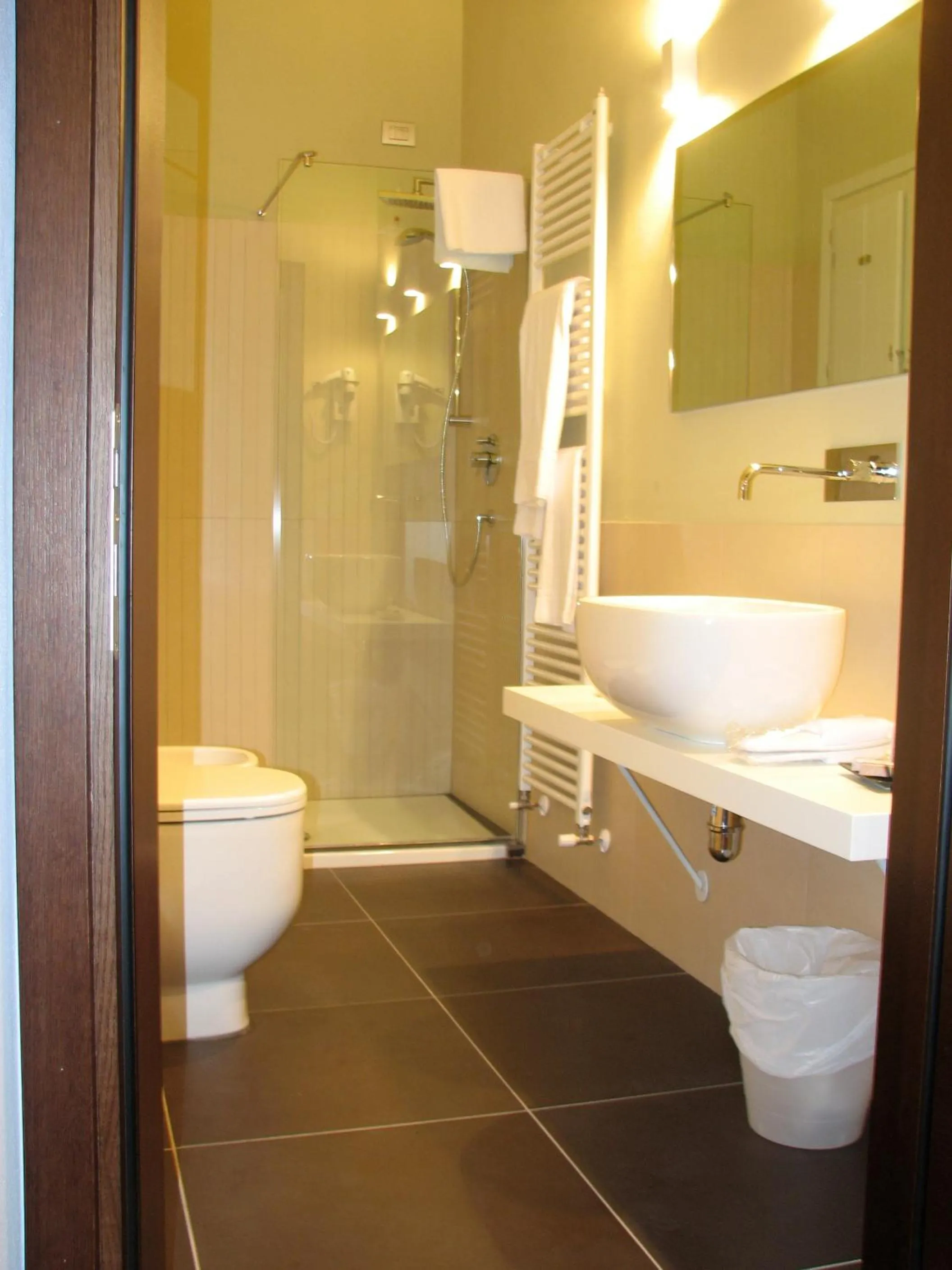 Bathroom in Parizzi Suites & Restaurant